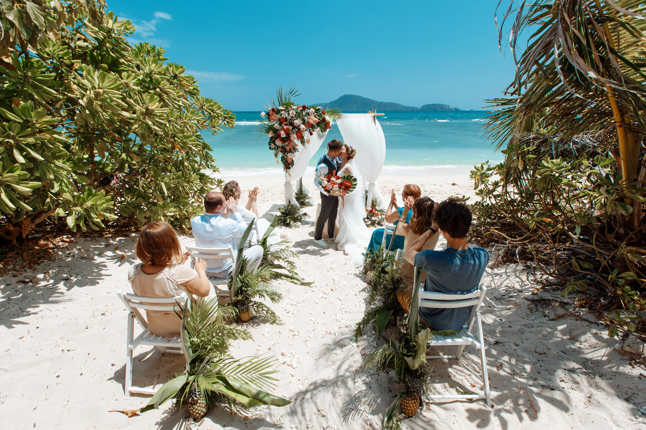 Шикарная невеста на изумрудном берегу острова Пхукета. Фотограф на Пхукете в Таиланде