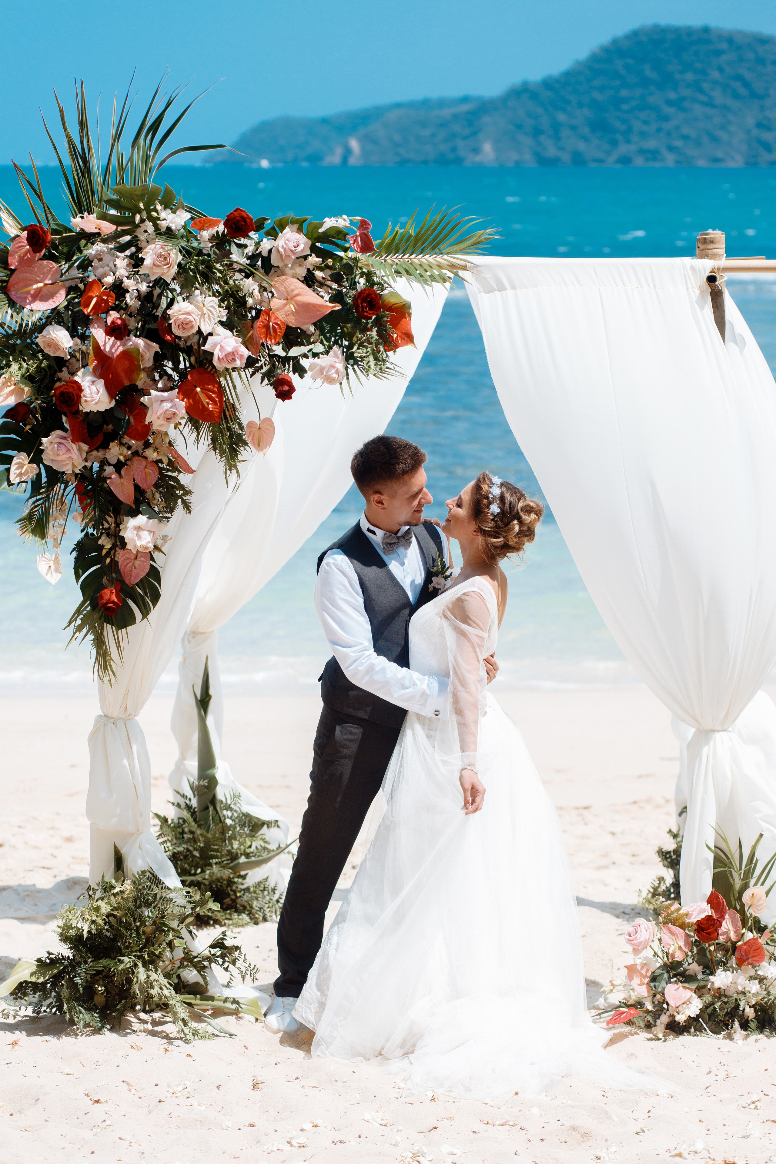 Шикарная невеста на изумрудном берегу острова Пхукета. Фотограф на Пхукете в Таиланде