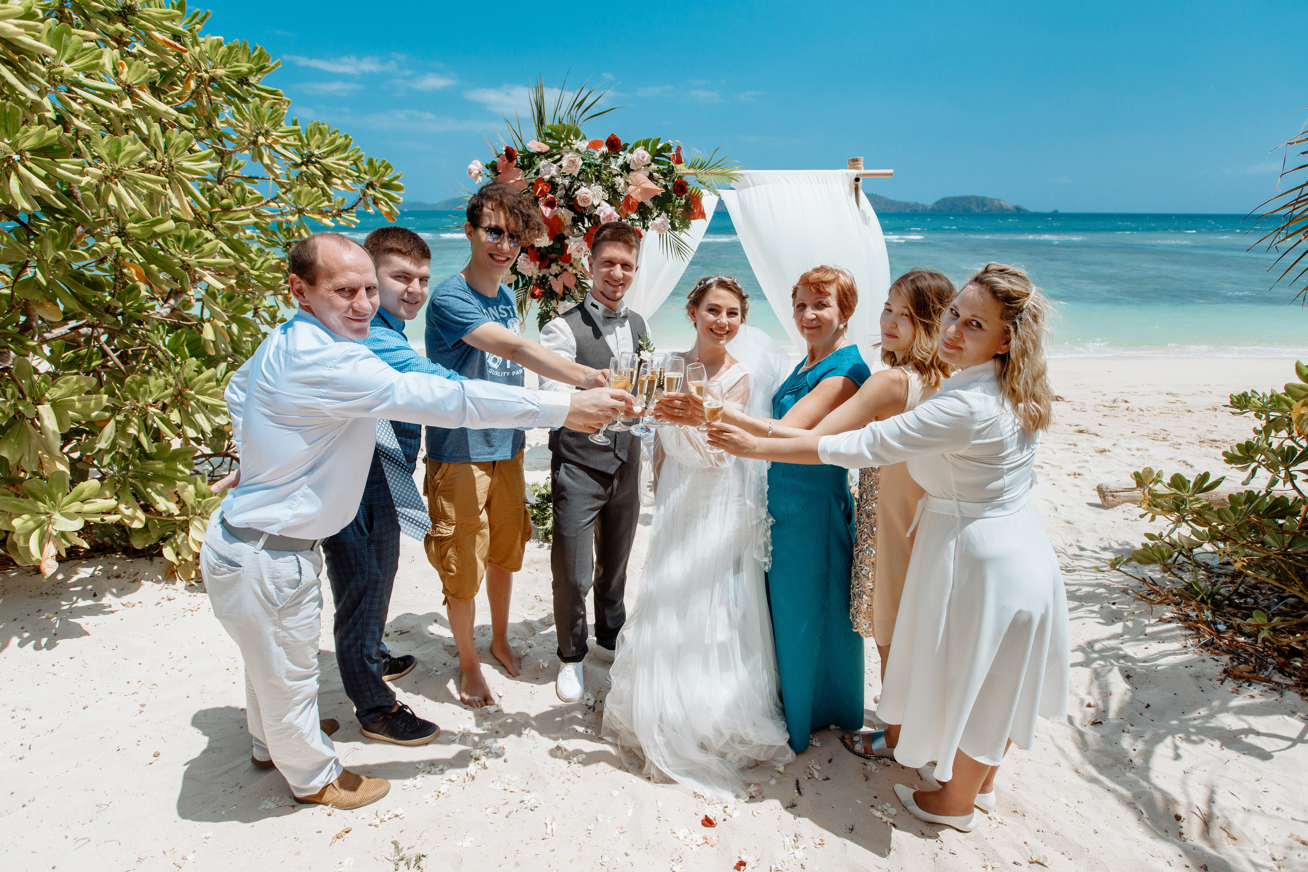 Шикарная невеста на изумрудном берегу острова Пхукета. Фотограф на Пхукете в Таиланде