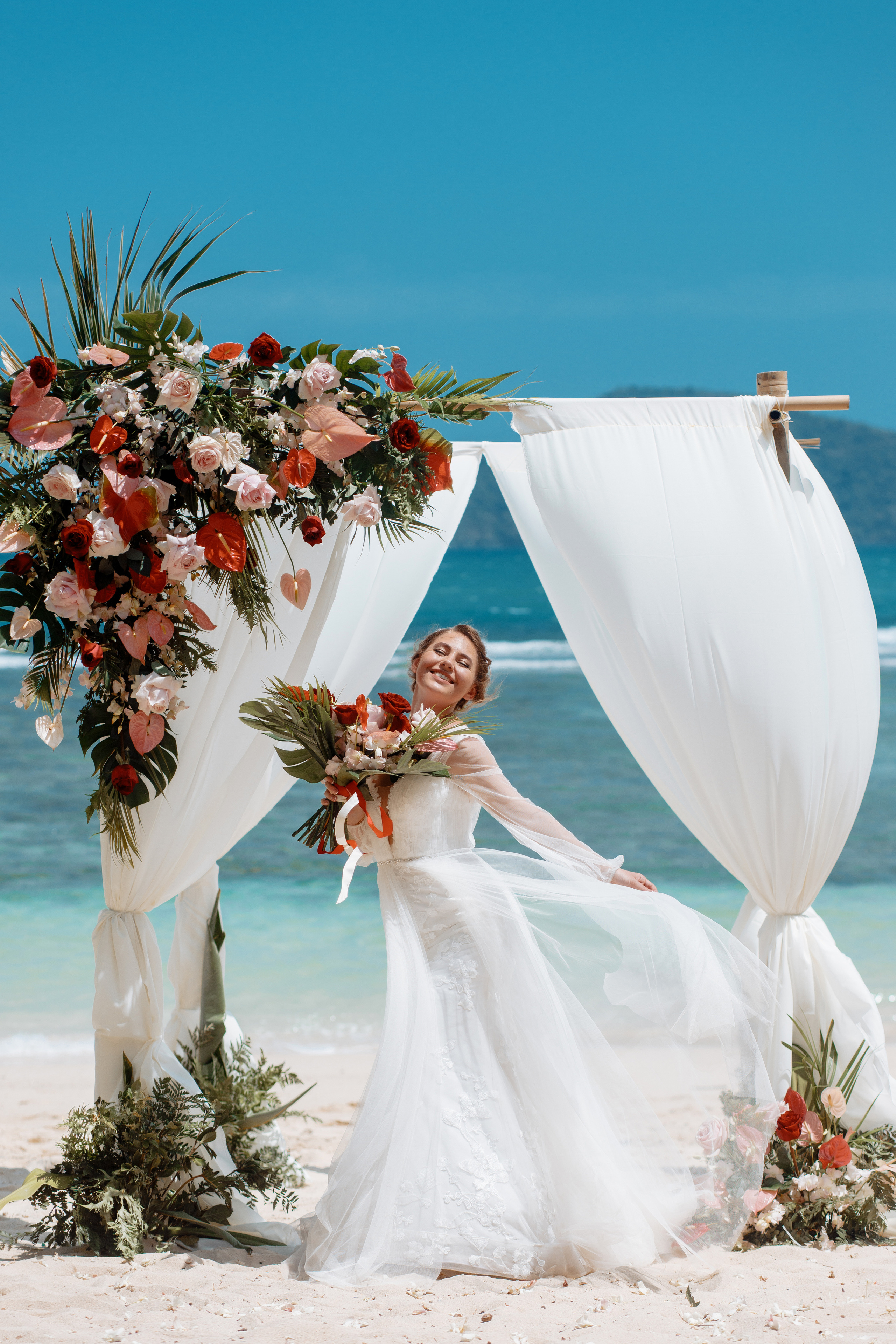 Шикарная невеста на изумрудном берегу острова Пхукета. Фотограф на Пхукете в Таиланде