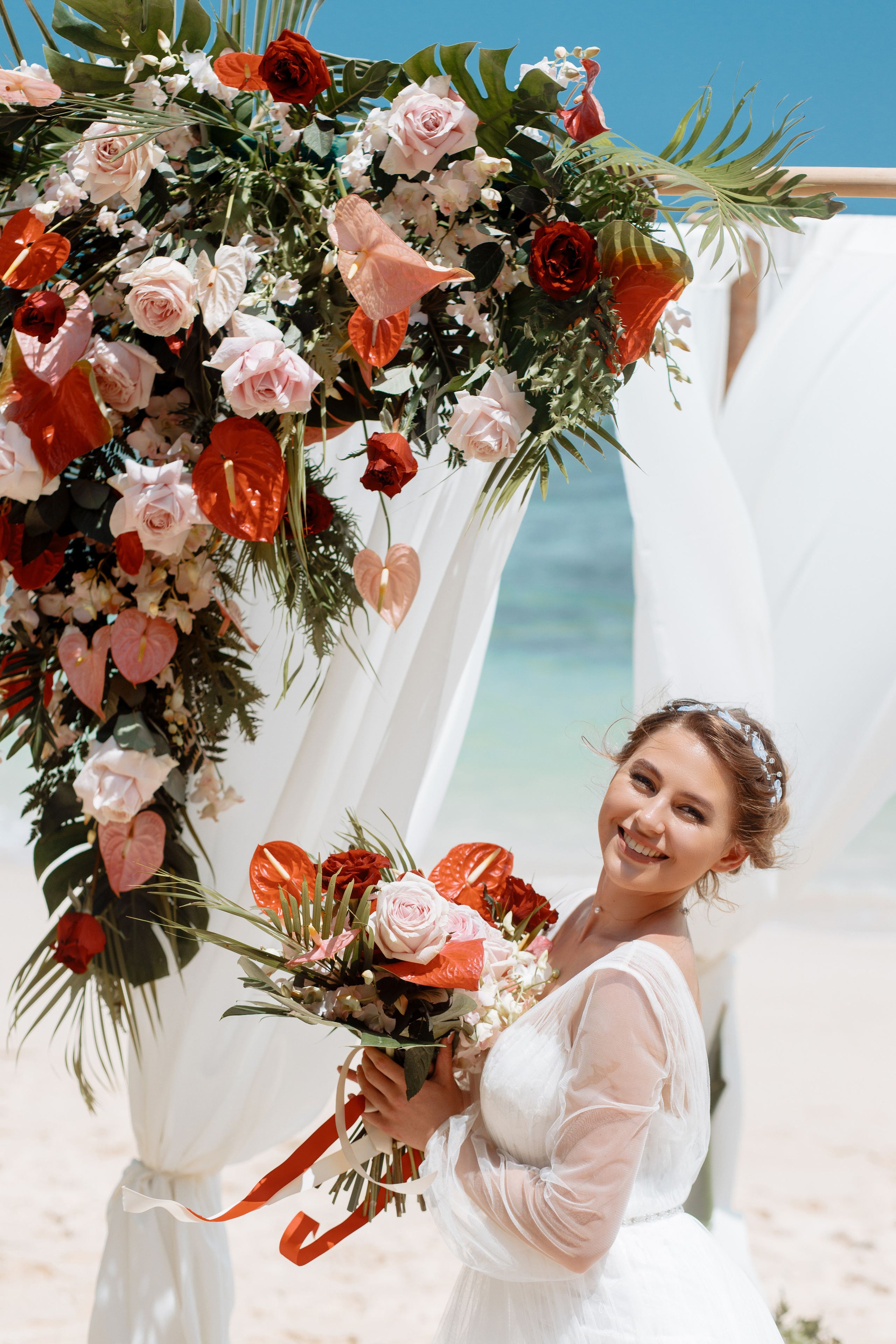 Шикарная невеста на изумрудном берегу острова Пхукета. Фотограф на Пхукете в Таиланде