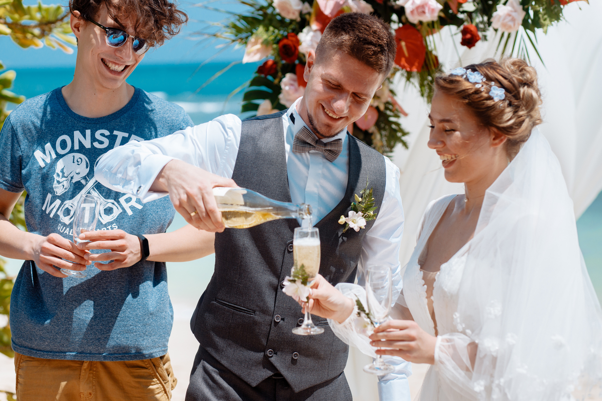 Шикарная невеста на изумрудном берегу острова Пхукета. Фотограф на Пхукете в Таиланде