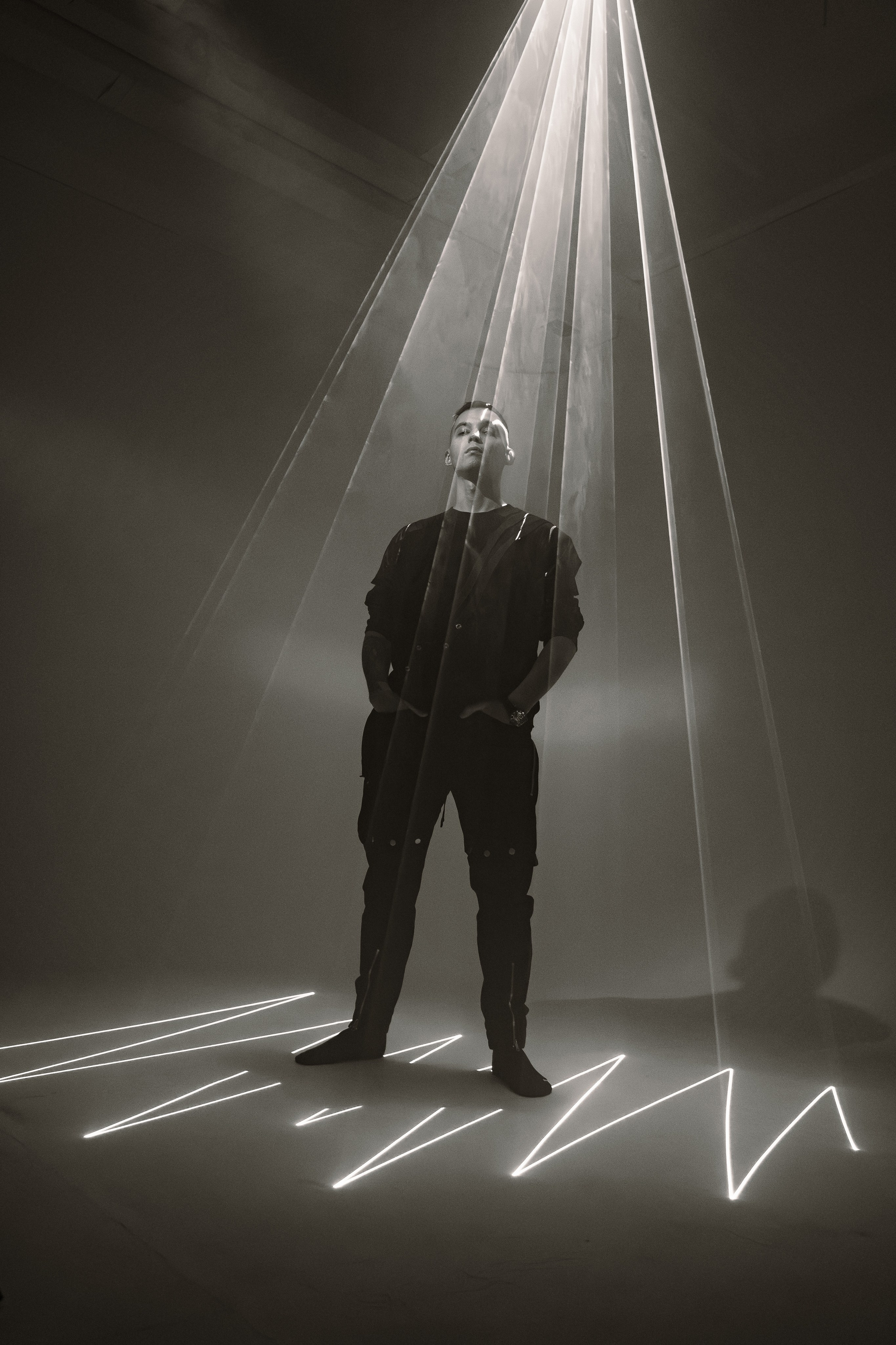 Студийный портрет с динамичным лазерным светом и глубокой тенью