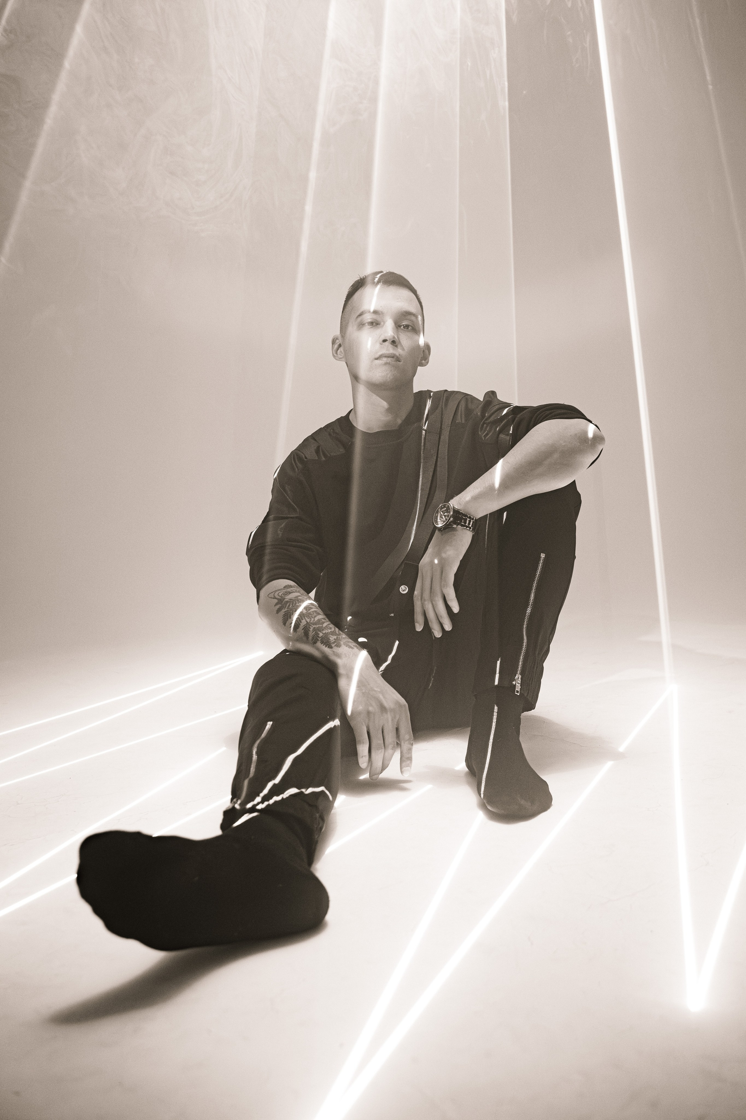 Чёрно-белый портрет с графичными лазерными линиями