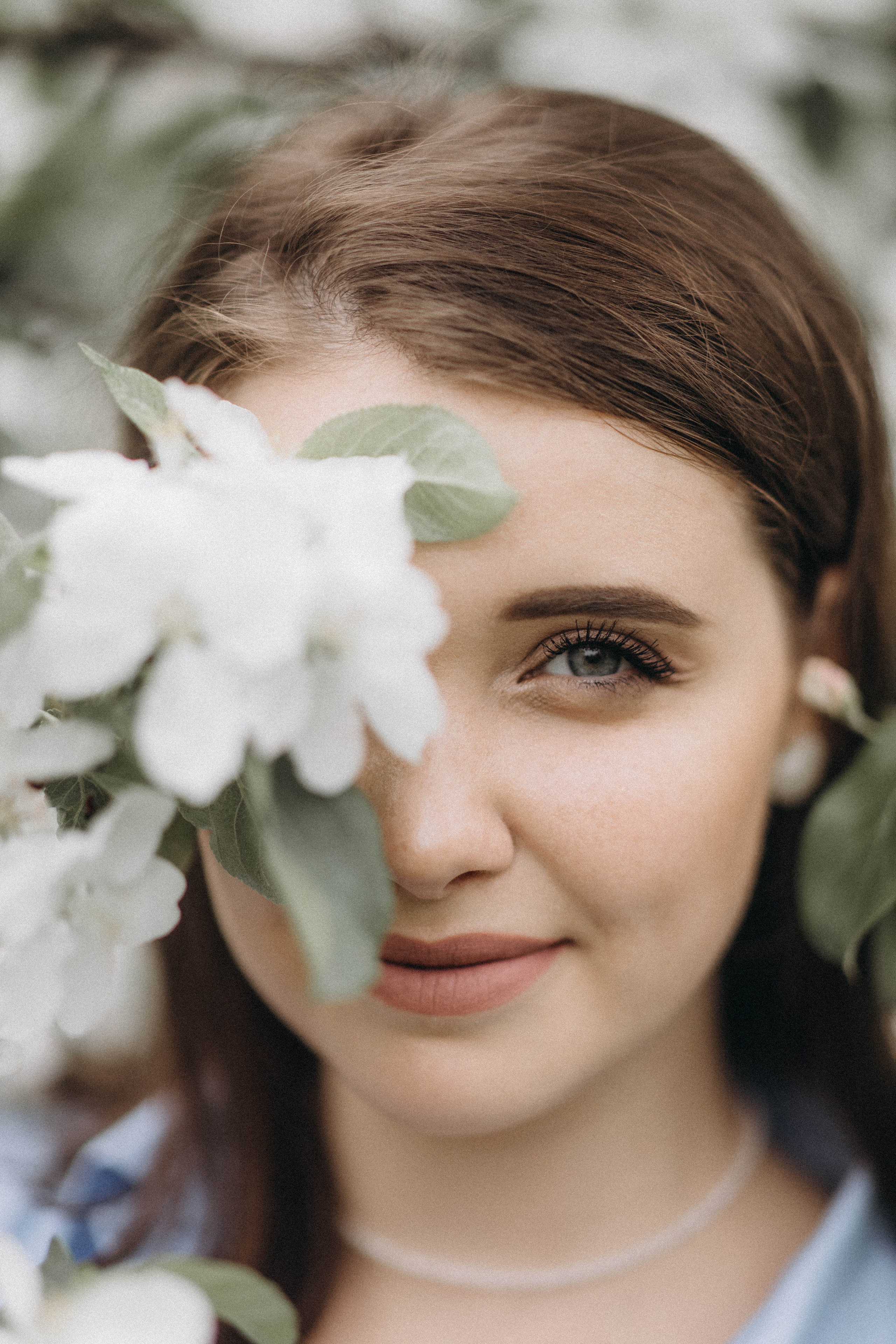 Среди яблонь