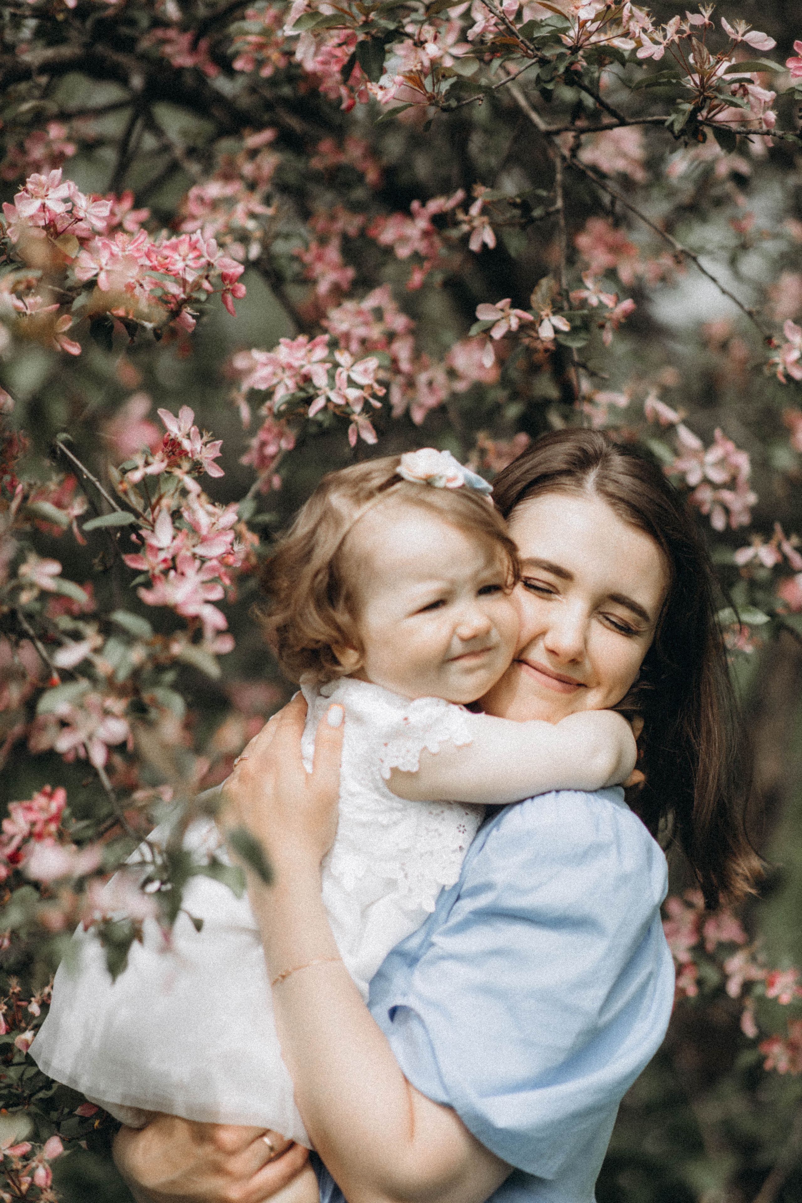 Среди яблонь