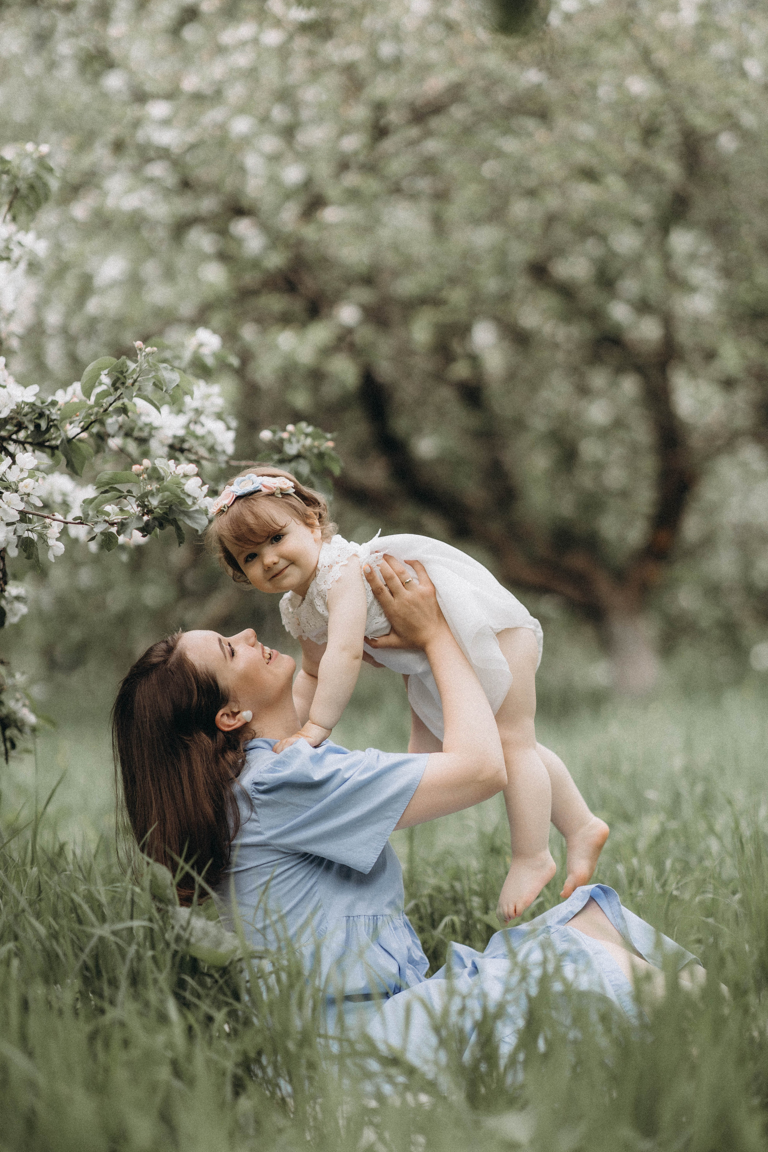 Среди яблонь