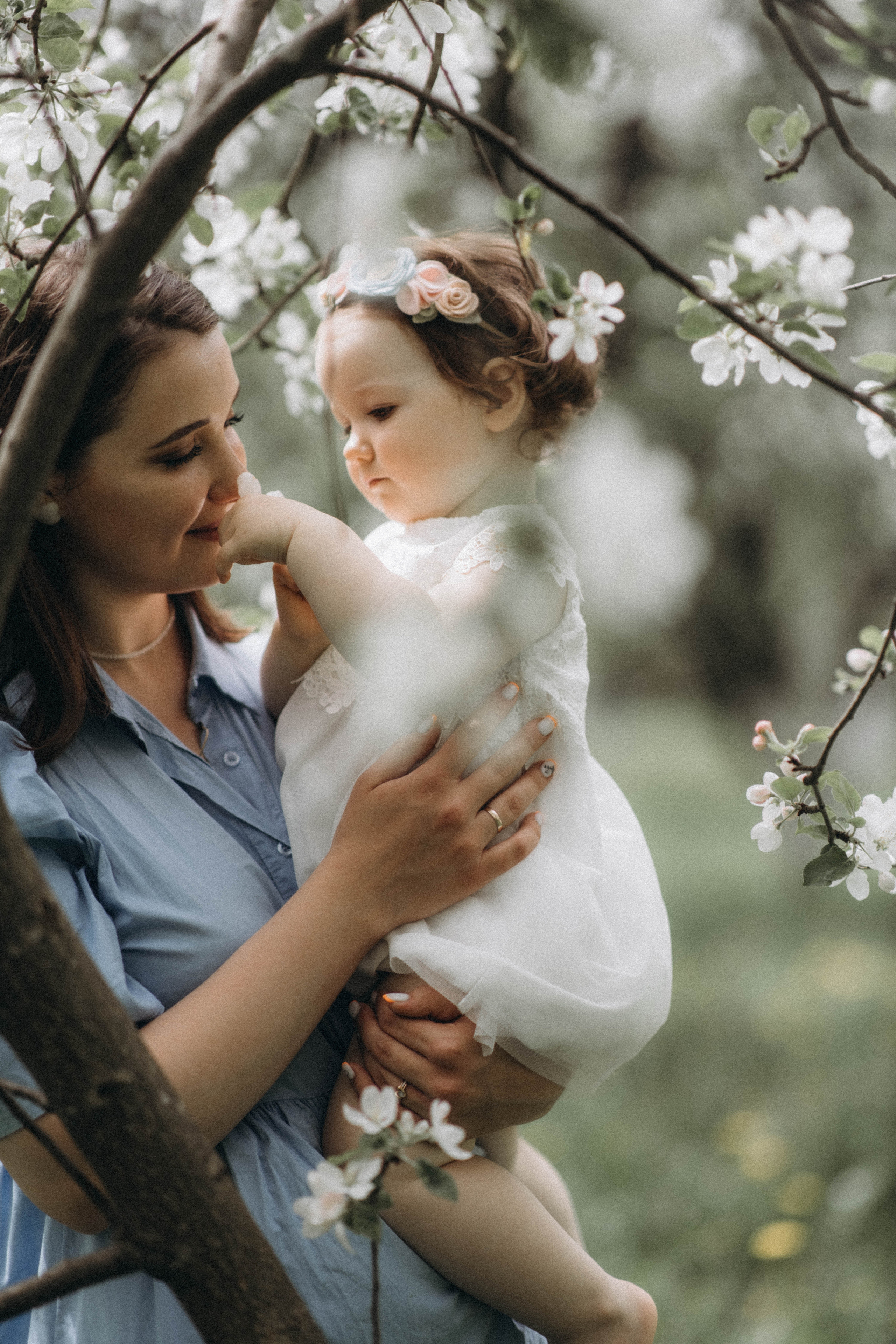 Среди яблонь