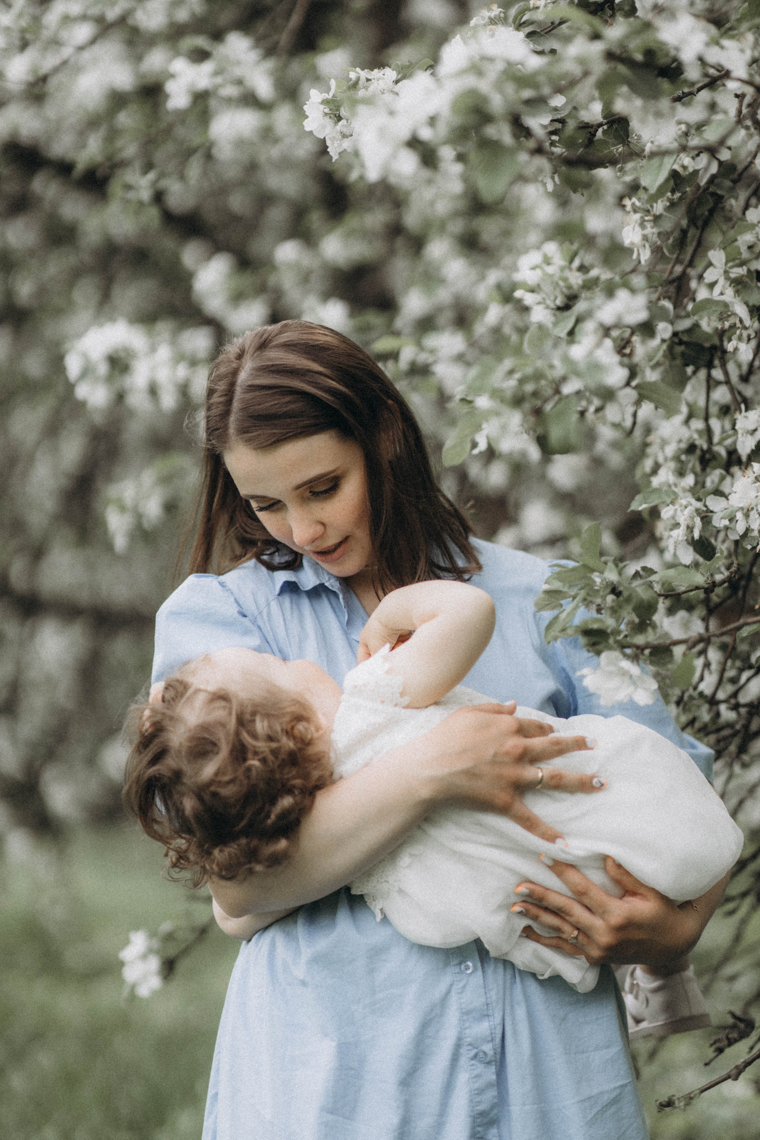 Среди яблонь