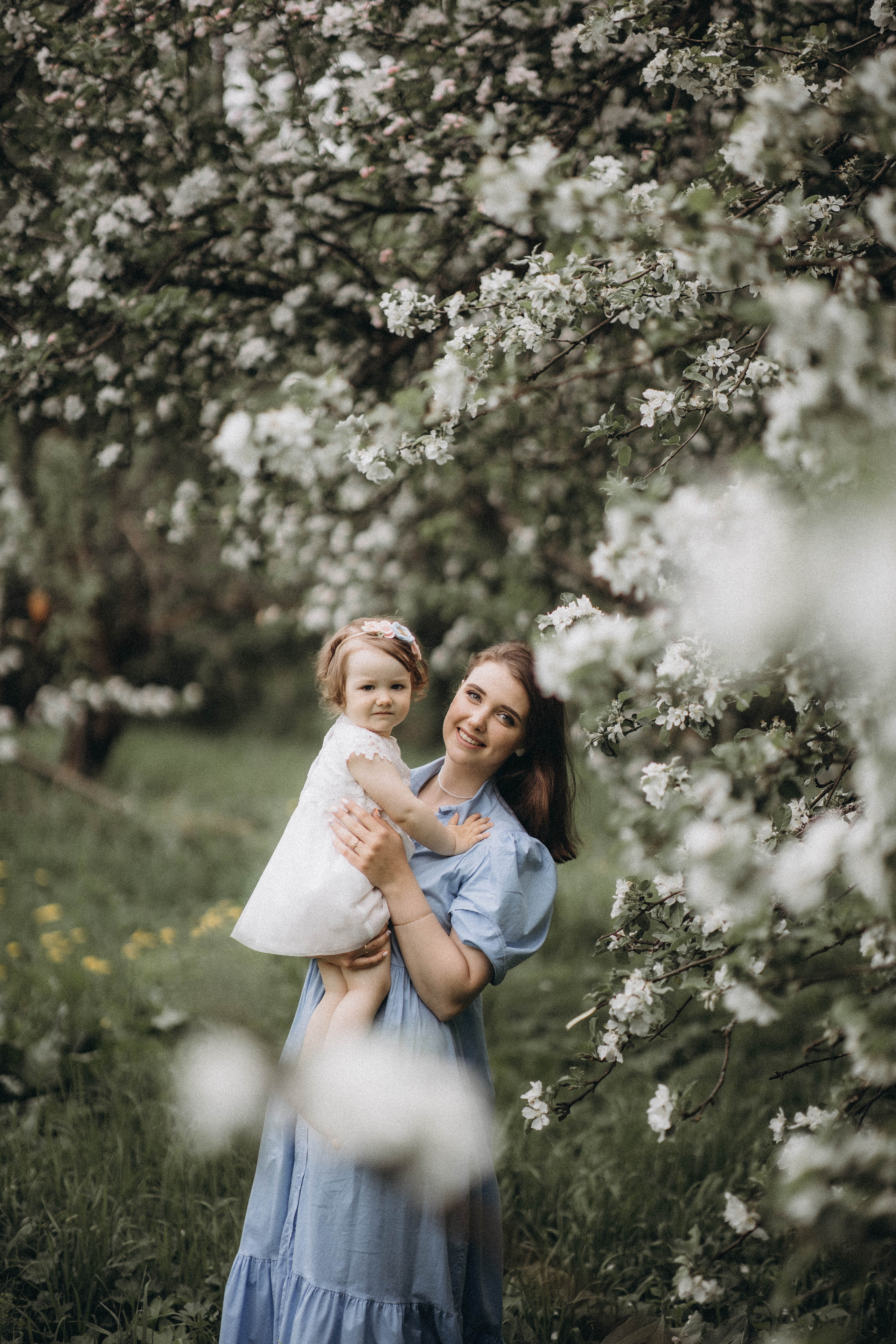 Среди яблонь