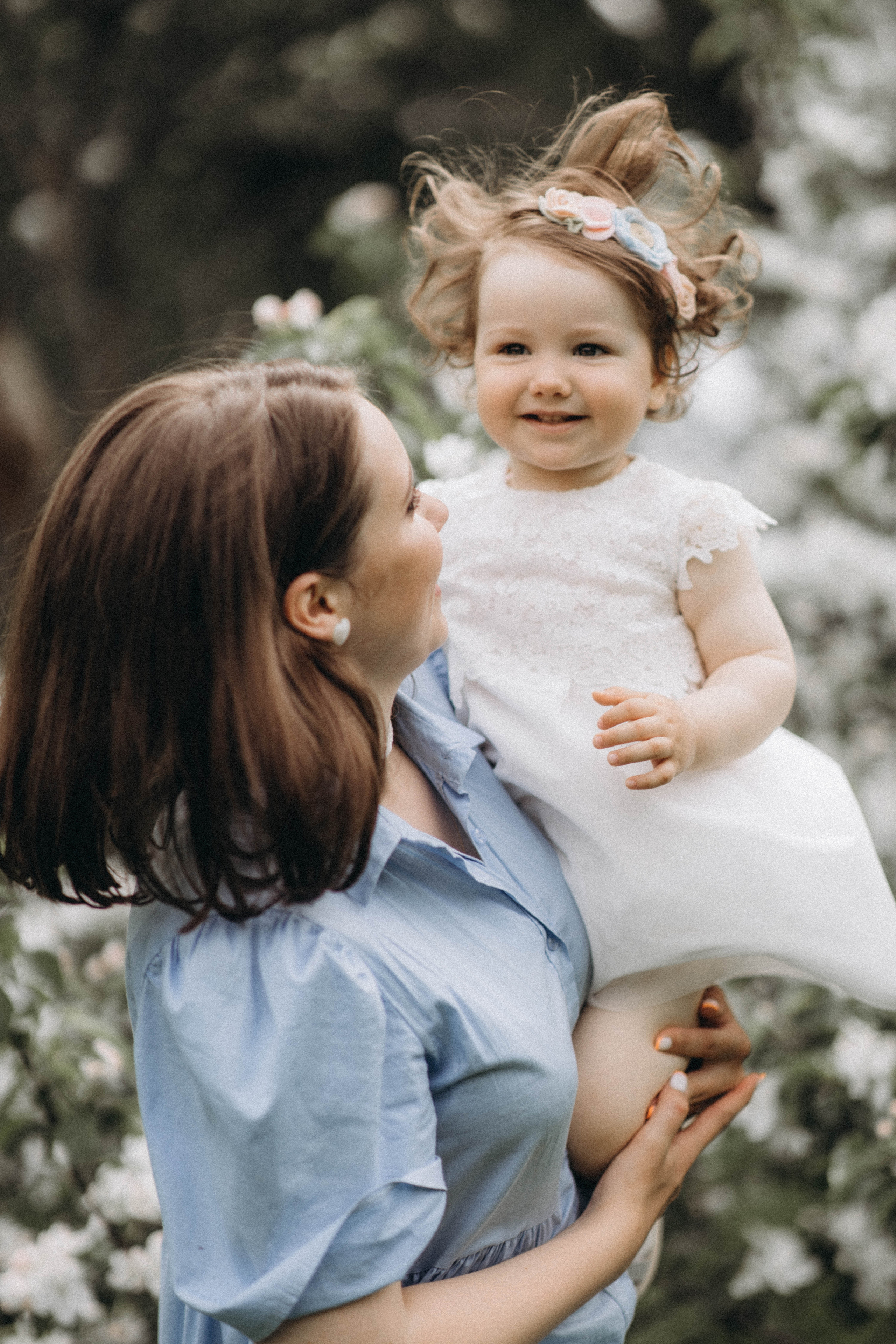 Среди яблонь