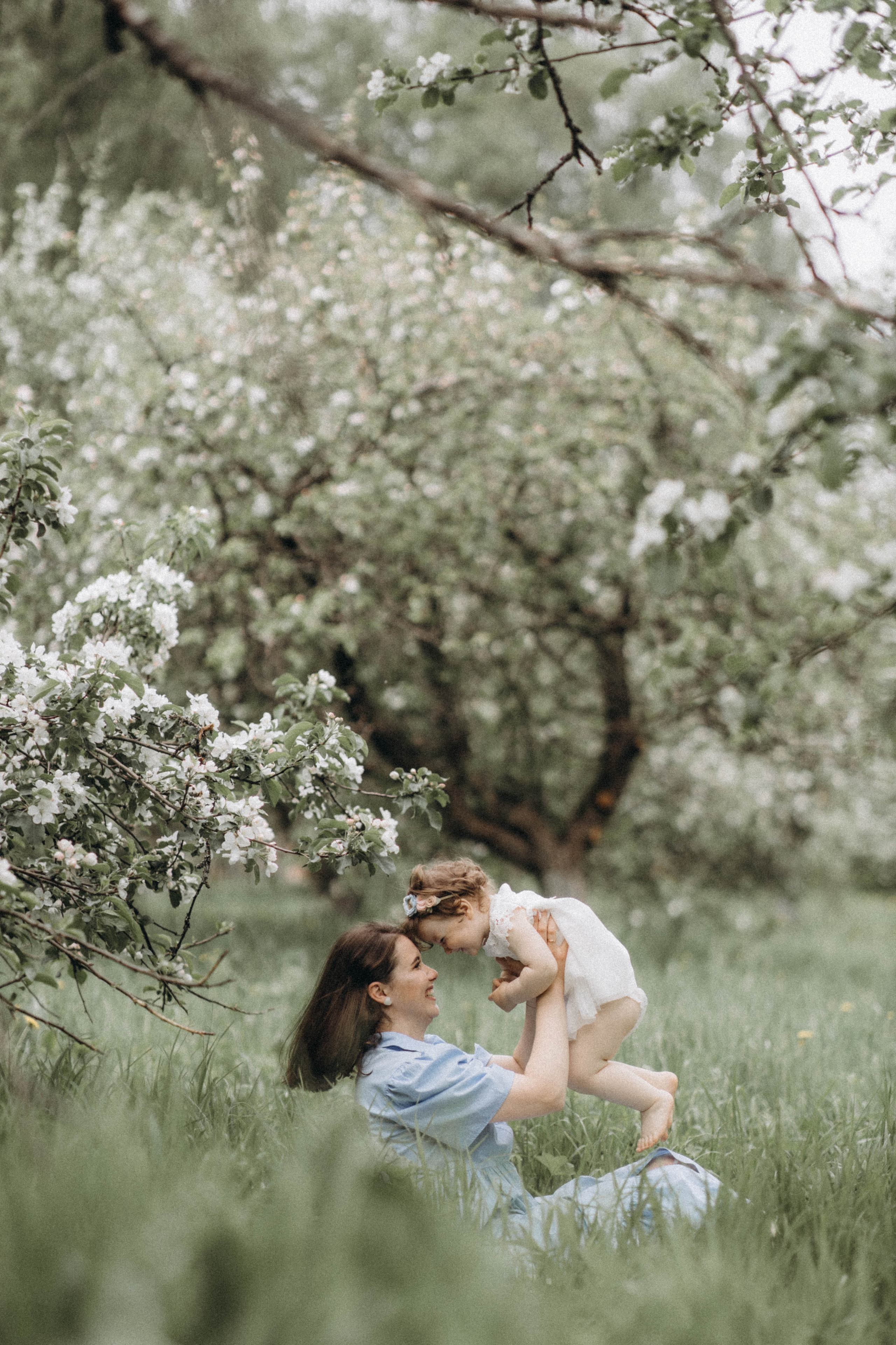 Среди яблонь