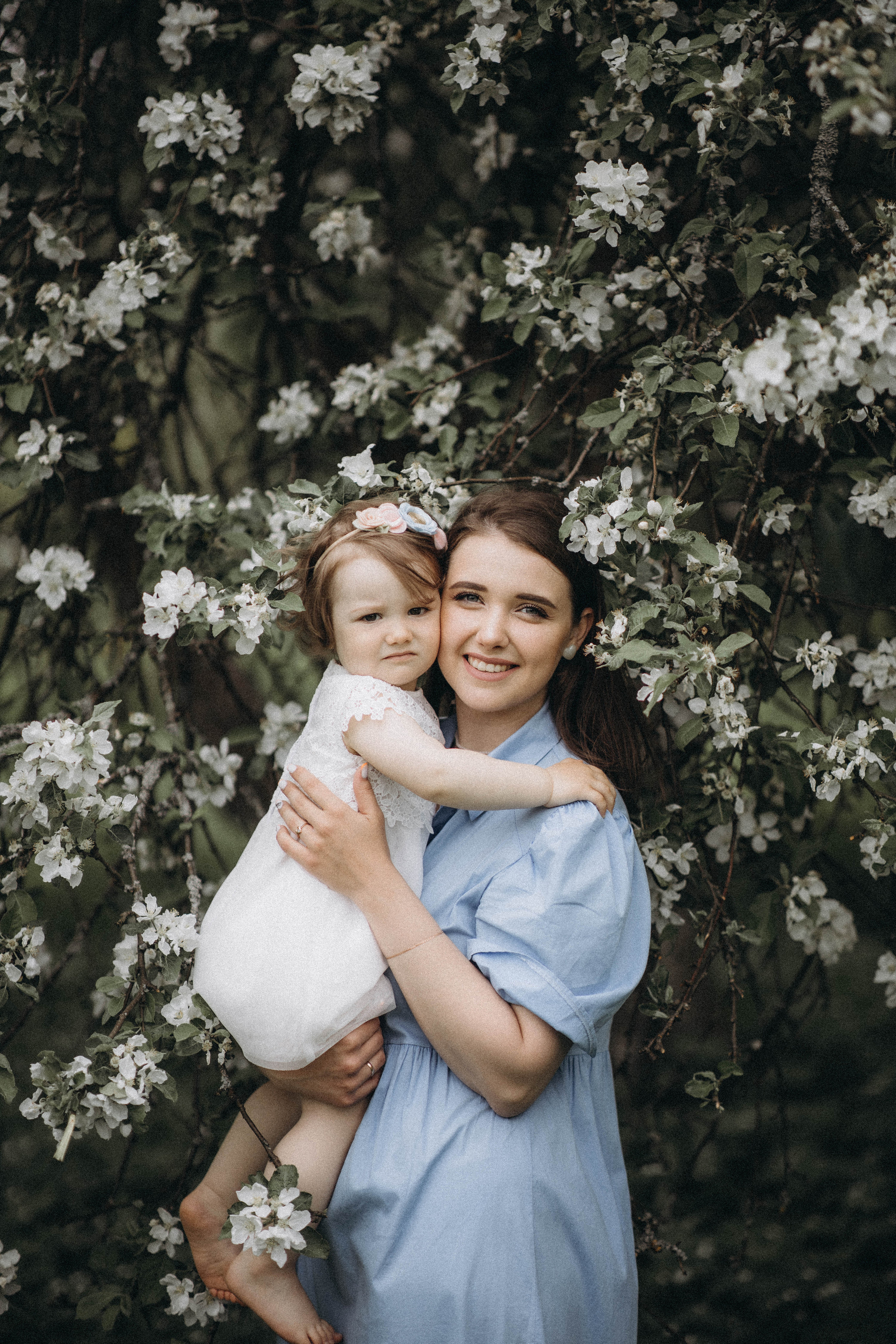 Среди яблонь