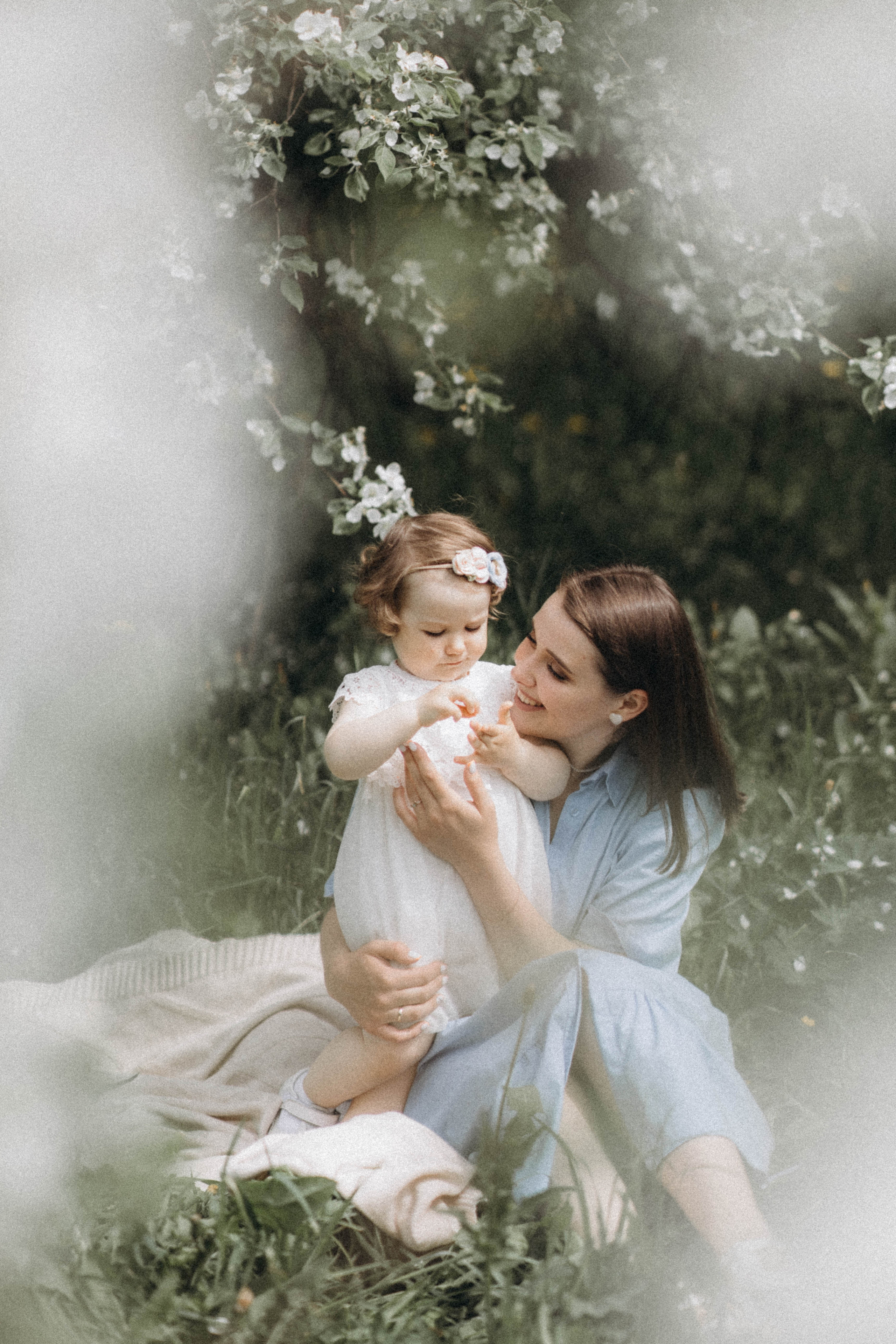 Среди яблонь