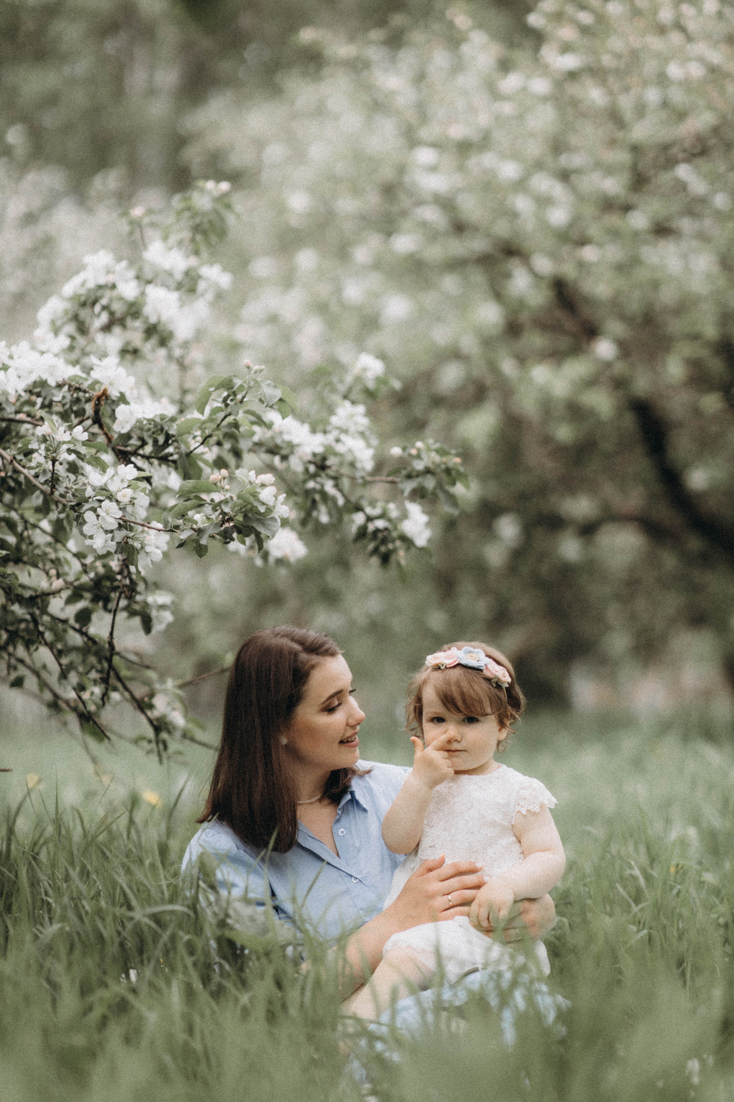 Среди яблонь