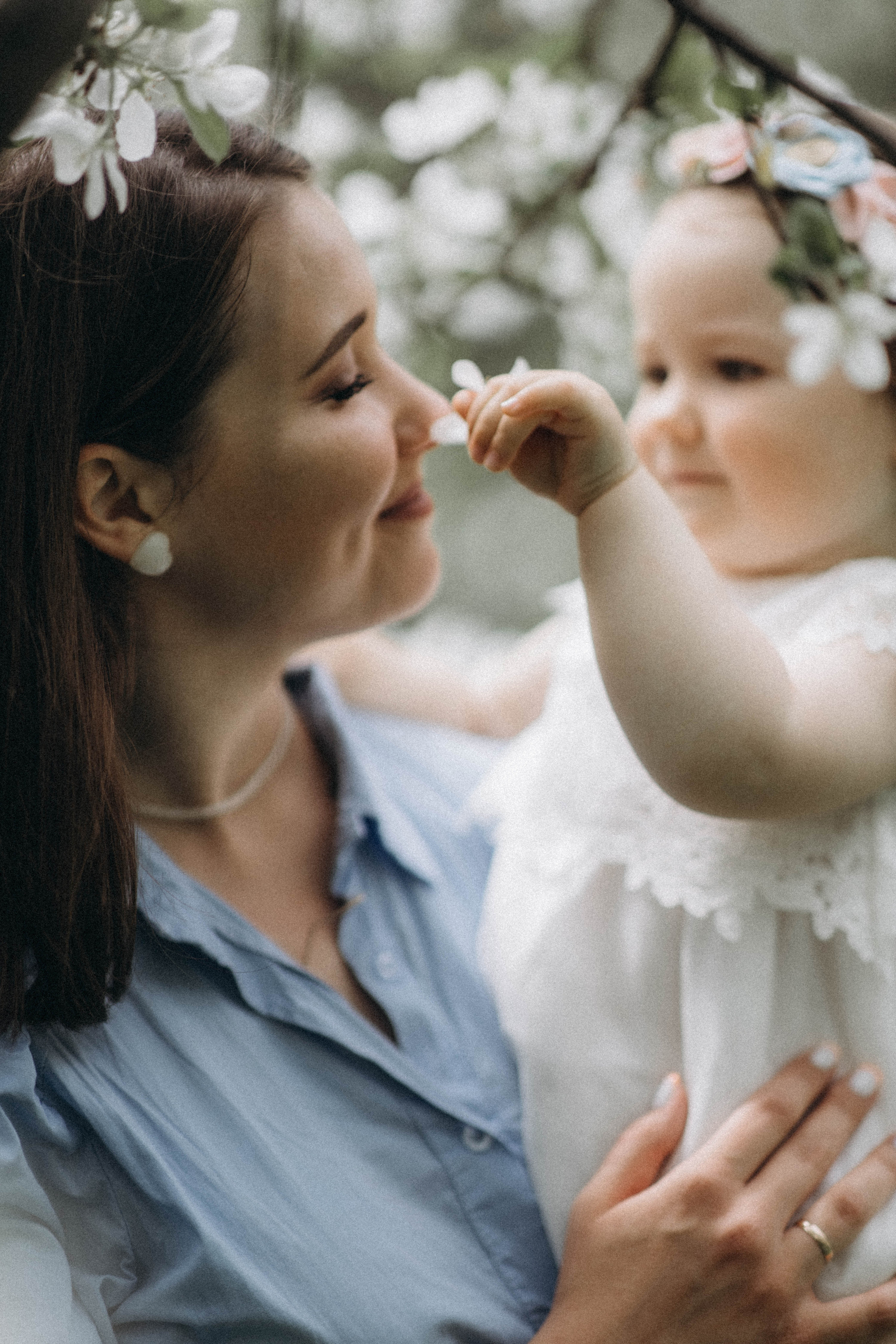 Среди яблонь