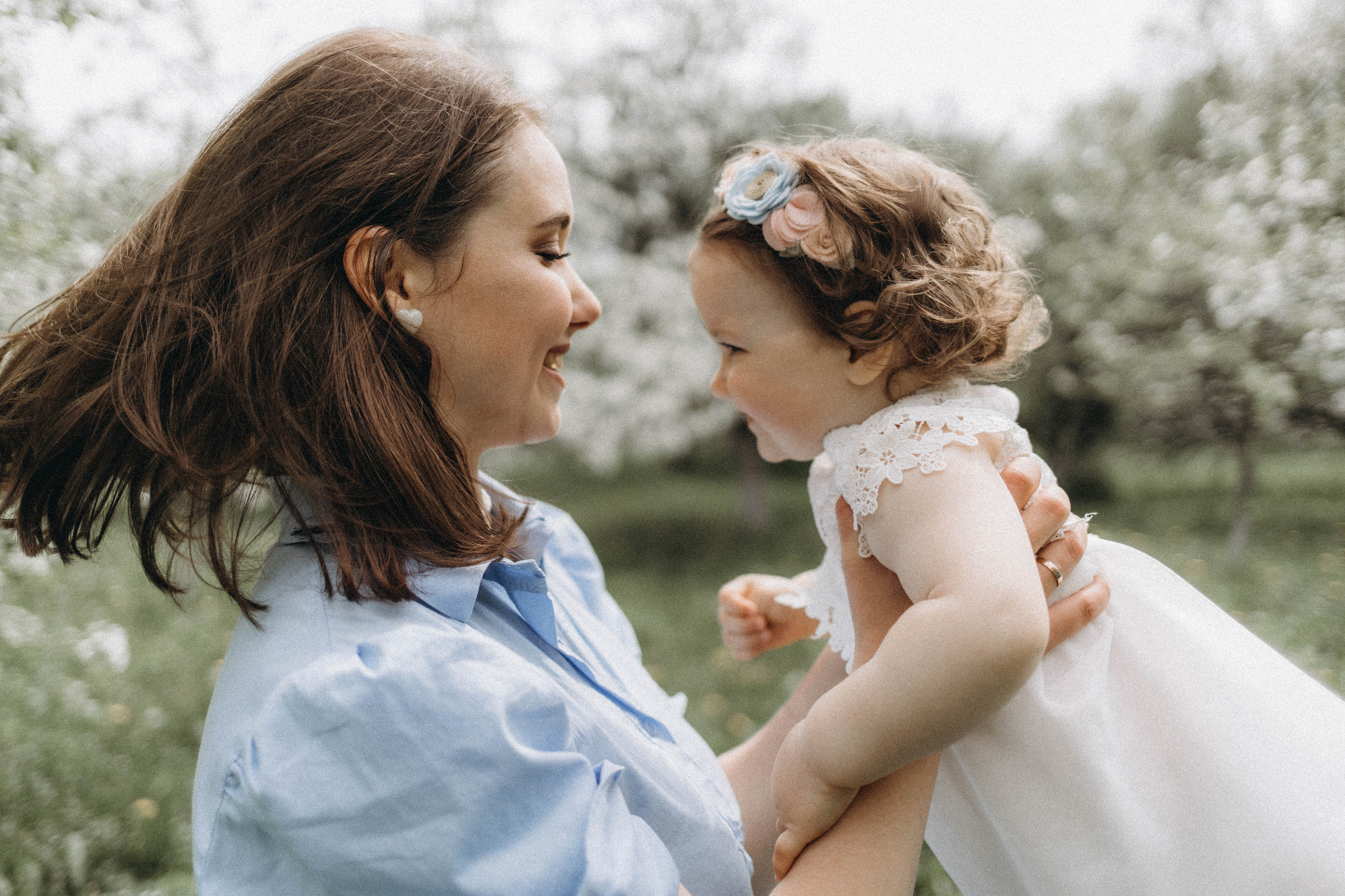 Среди яблонь