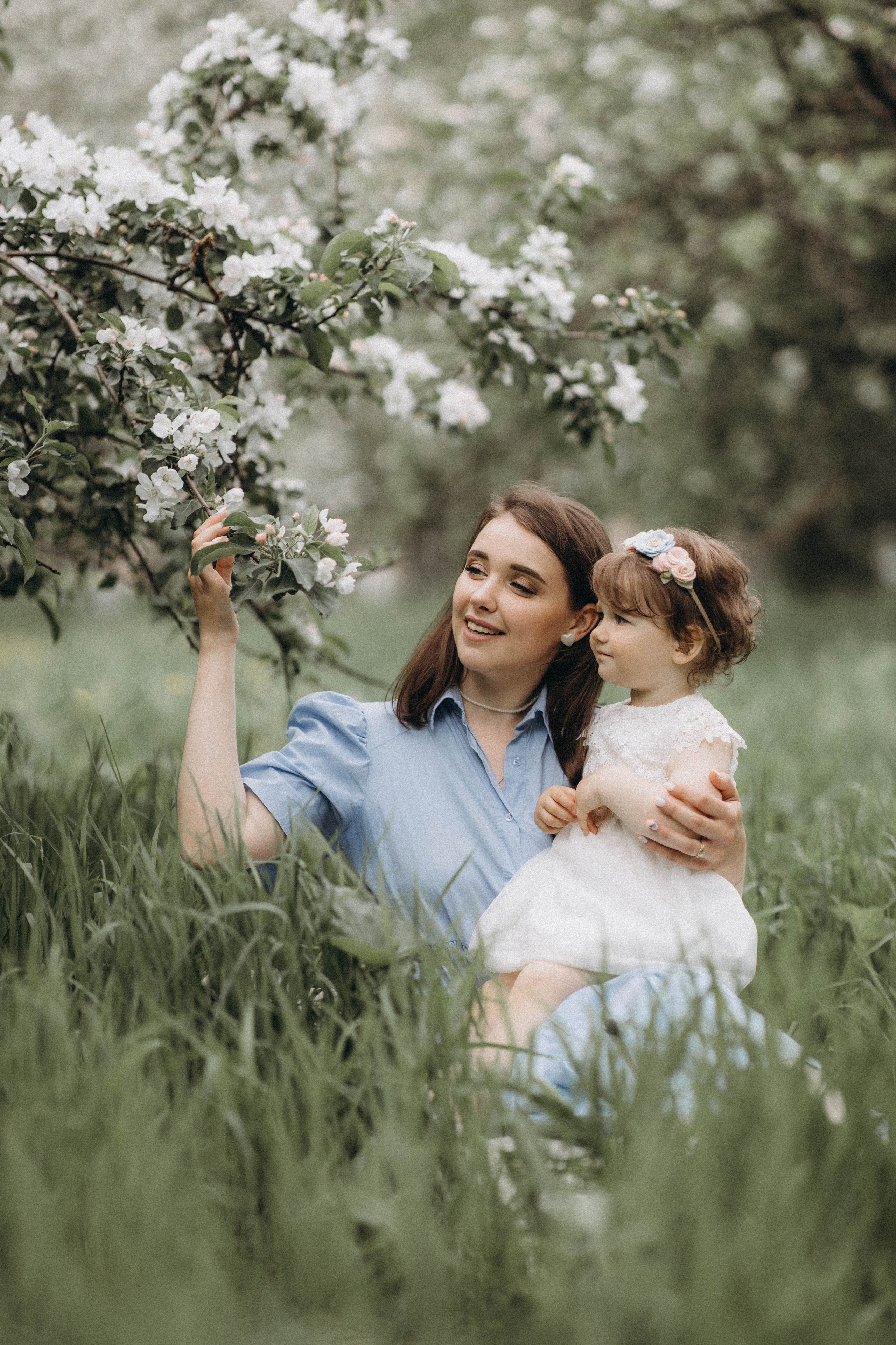 Среди яблонь