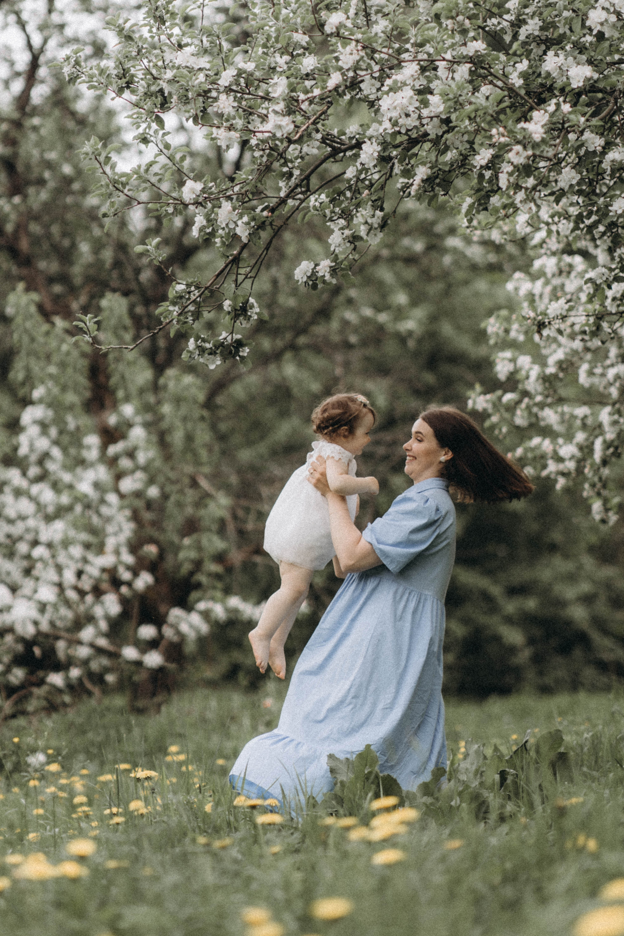 Среди яблонь