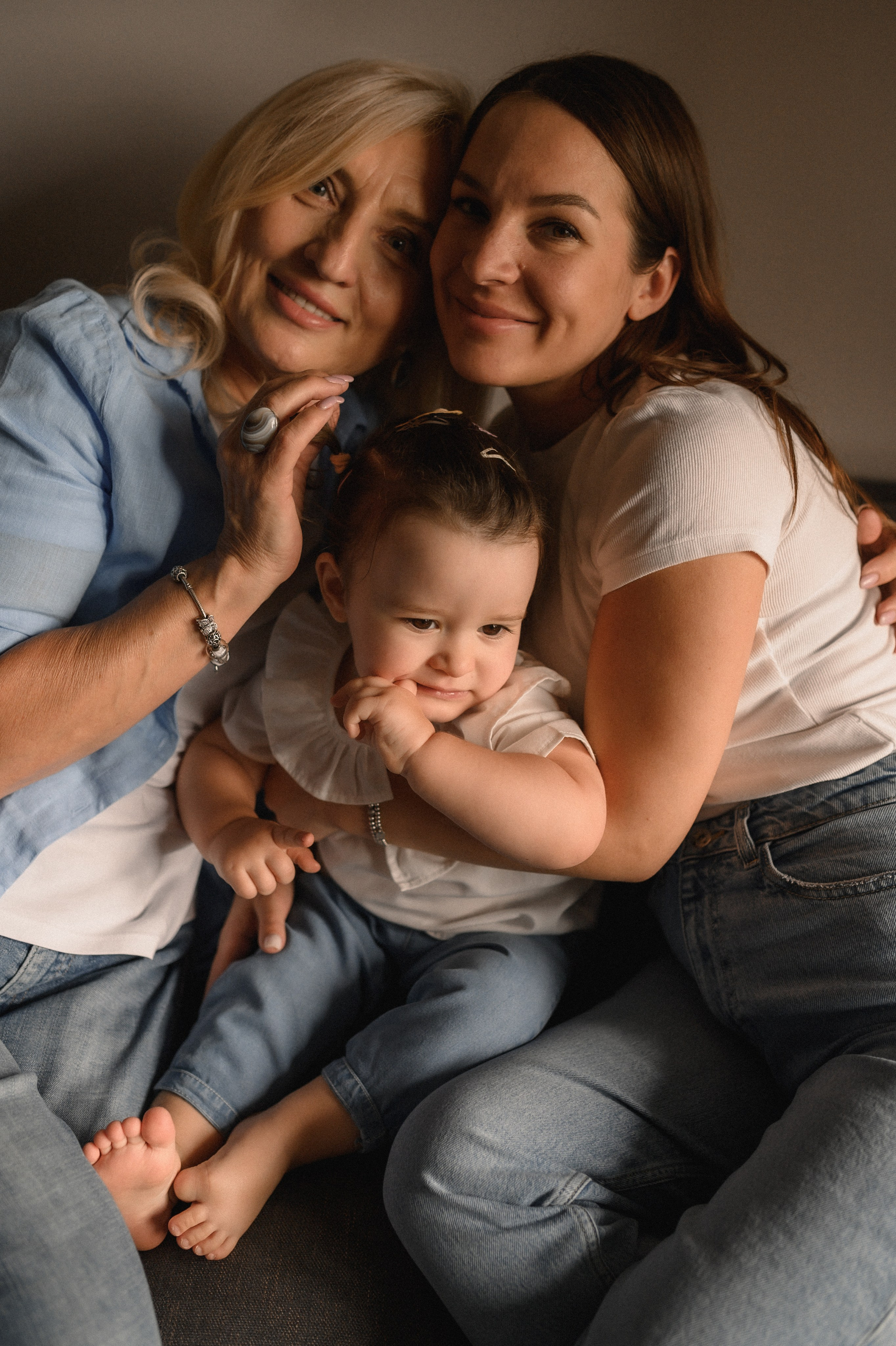 Саша, Таня, Мира и бабушка дома. Семейный и свадебный lifestyle-фотограф в Москве Мария Петрова