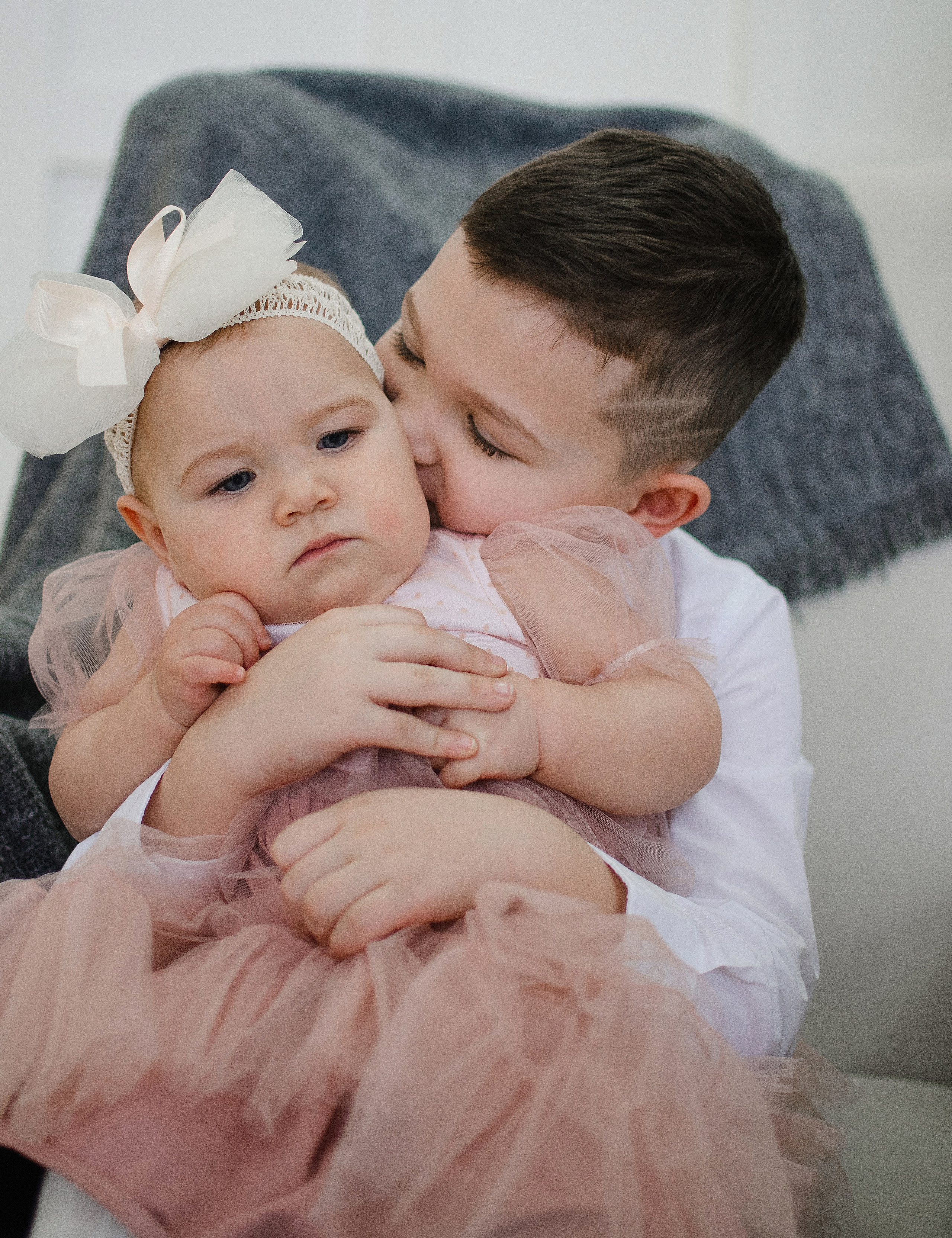 Брат и сестра в новогодней локации