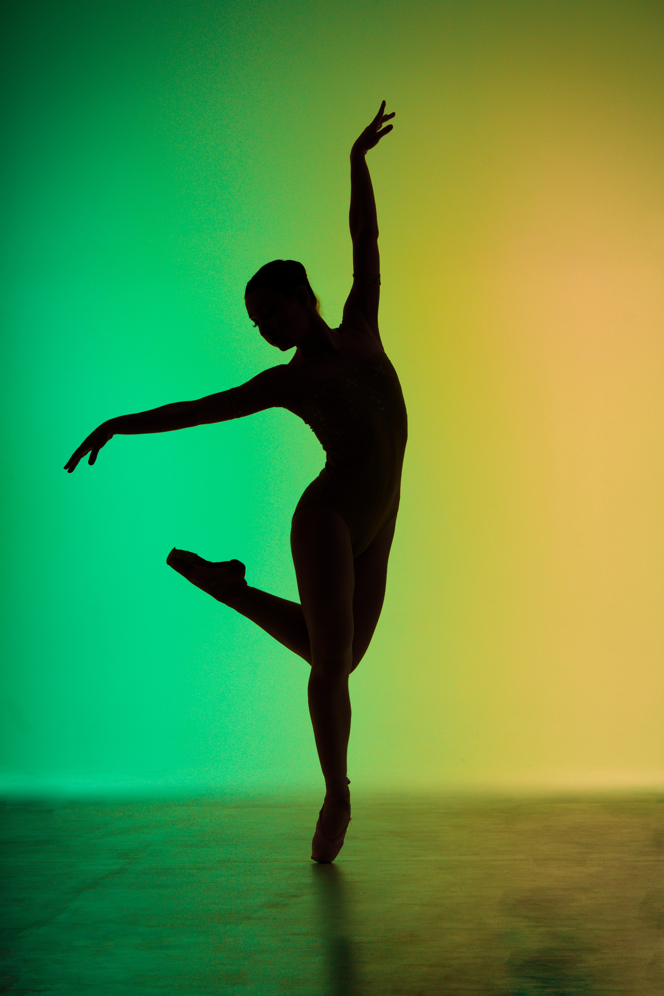 Художественная съемка танца в цветном свете. Графичный силуэт балерины, концепция «Геометрия движения».