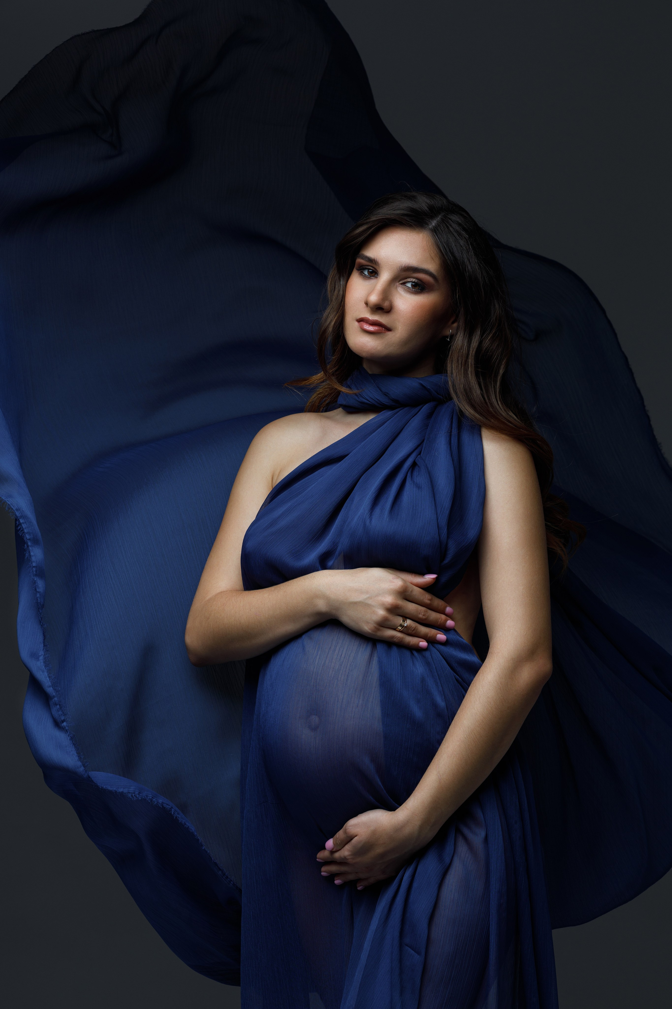 Крупный поясной портрет беременной девушки