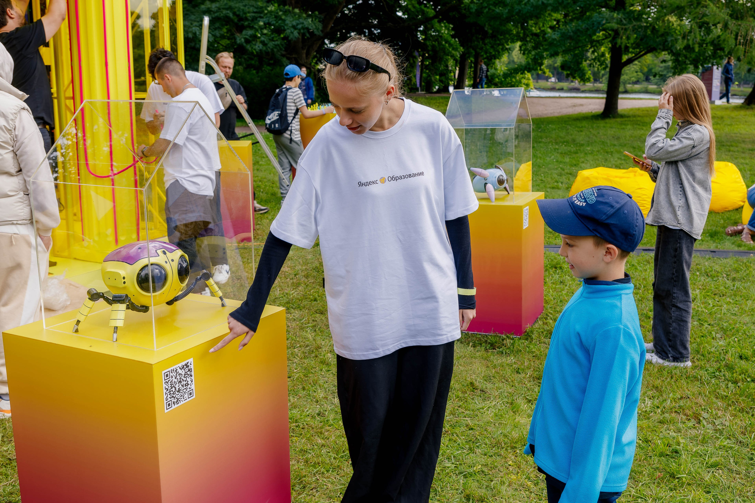 Фоторепортаж: стенд Яндекс Образования на ITMO Family Day 2024. Репортажный фотограф Москва Сергей Мирошников