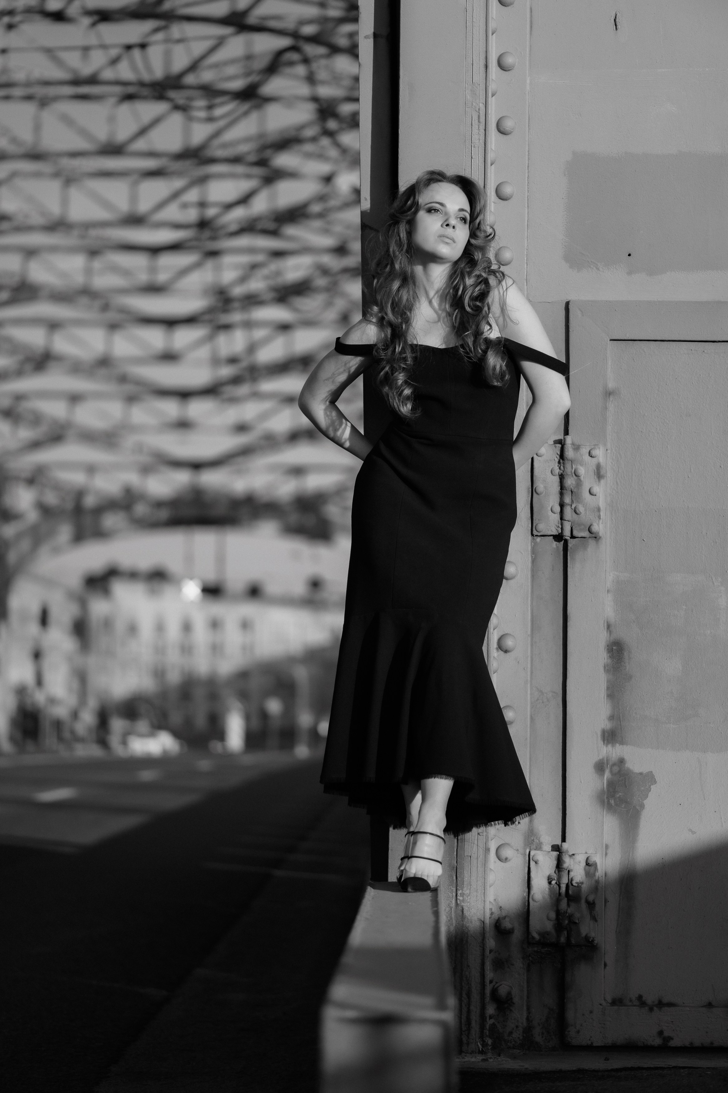 Фотосъемка в Санкт-Петербурге. Белые ночи. Пленэр. Большеохтинский мост. Девушка в черном платье мечтает