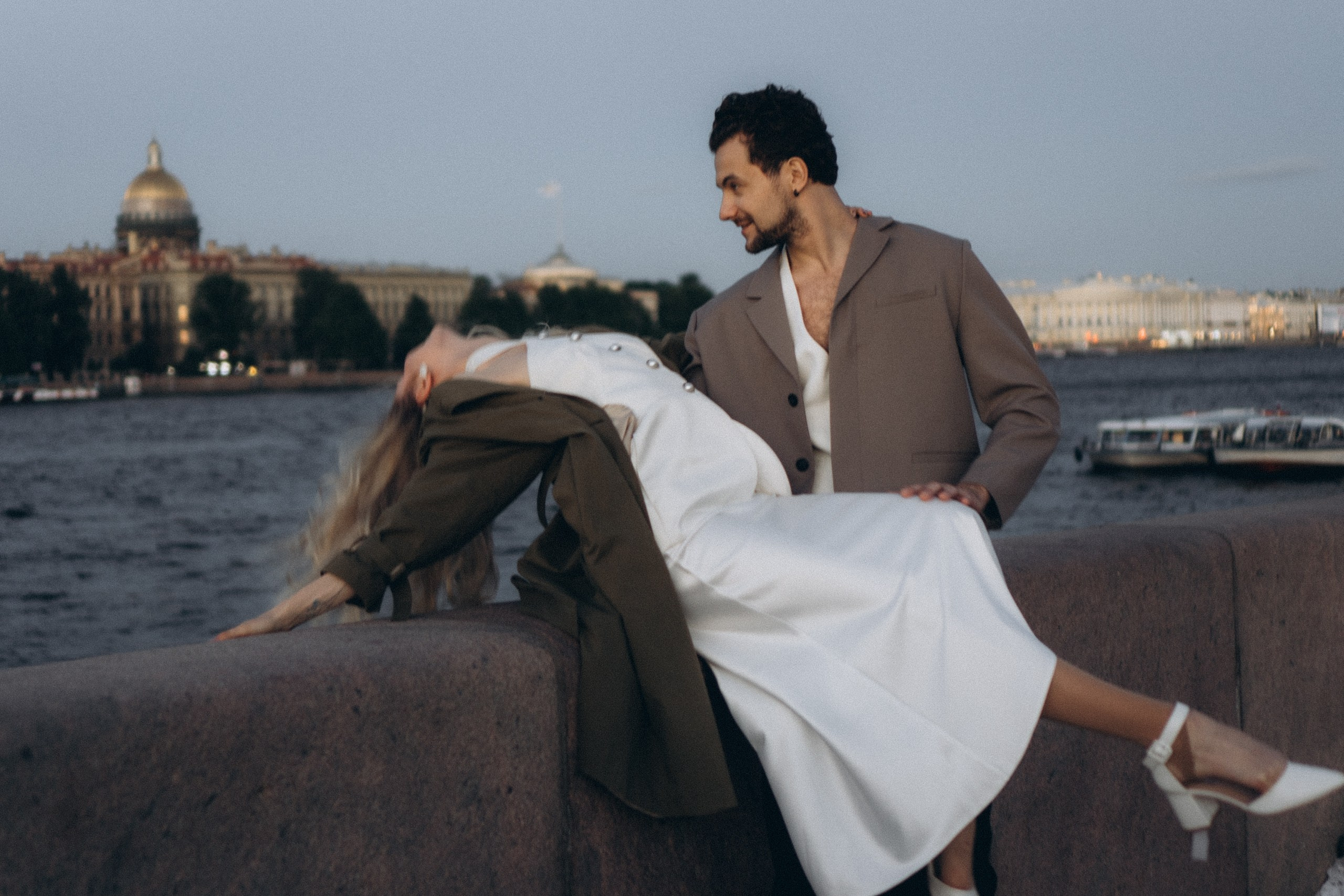 СВАДЕБНАЯ СЬЕМКА ПАРЫ НА РАССВЕТЕ В БЕЛЫЕ НОЧИ И ПРОГУЛКА С РАЗВОДНЫМИ МОСТАМИ И ПИКНИК ВОЗЛЕ ИСАКИЕВСКОГО СОБОРА. Профессиональный фотограф, Санкт-Петербург — Виктория Богомолова