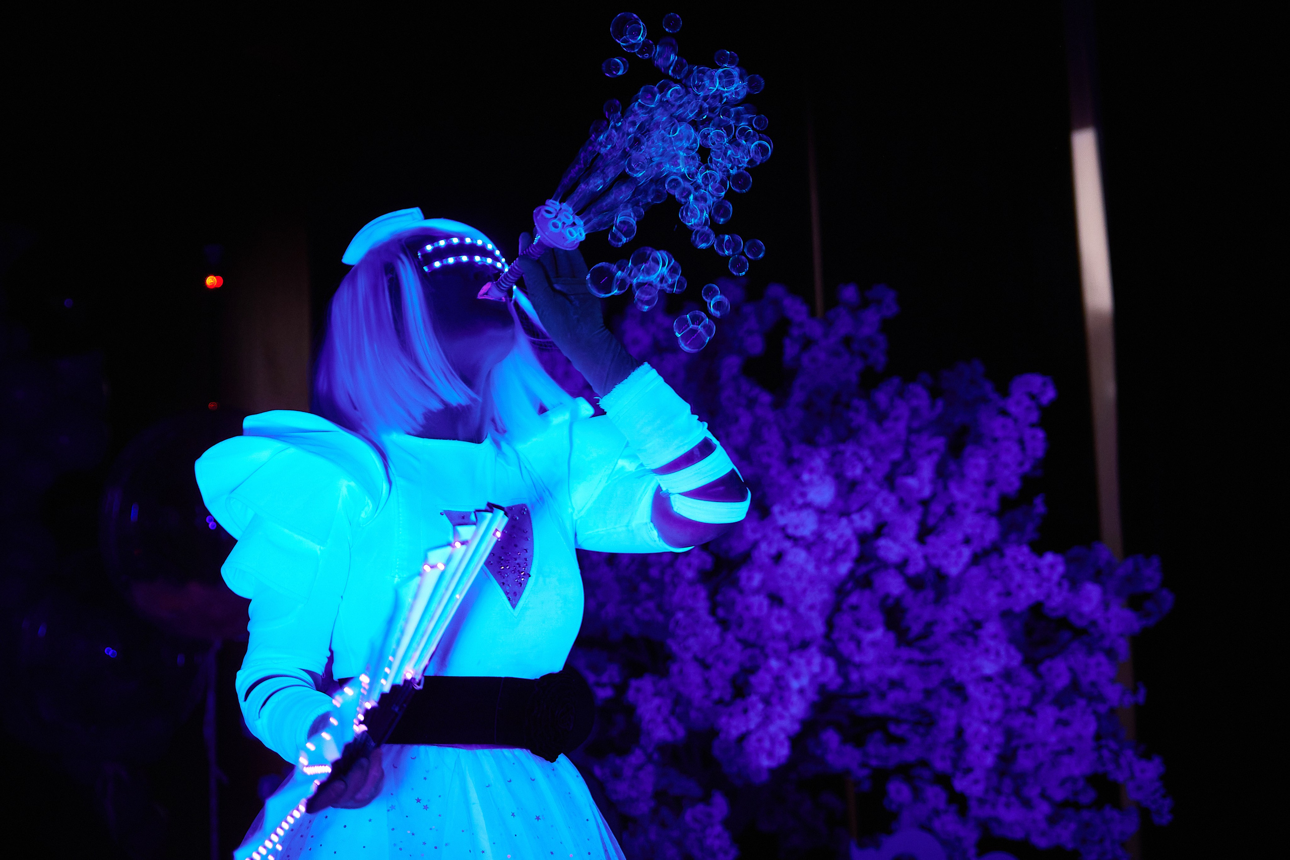 Шоу НЕОНОВЫХ Мыльных Пузырей. Goganaft.ru — Репортажный фотограф в Москве Георгий Коненков