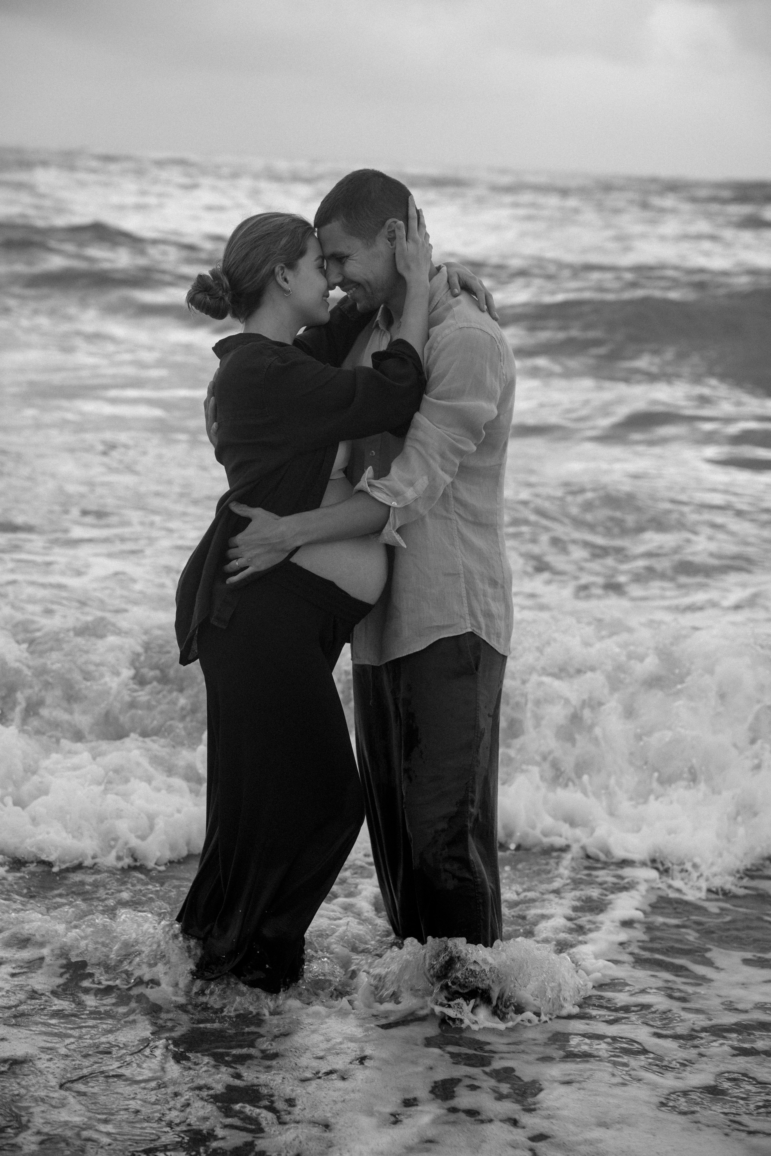 Pregnancy photoshoot near the sea (cloudy weather). Главная