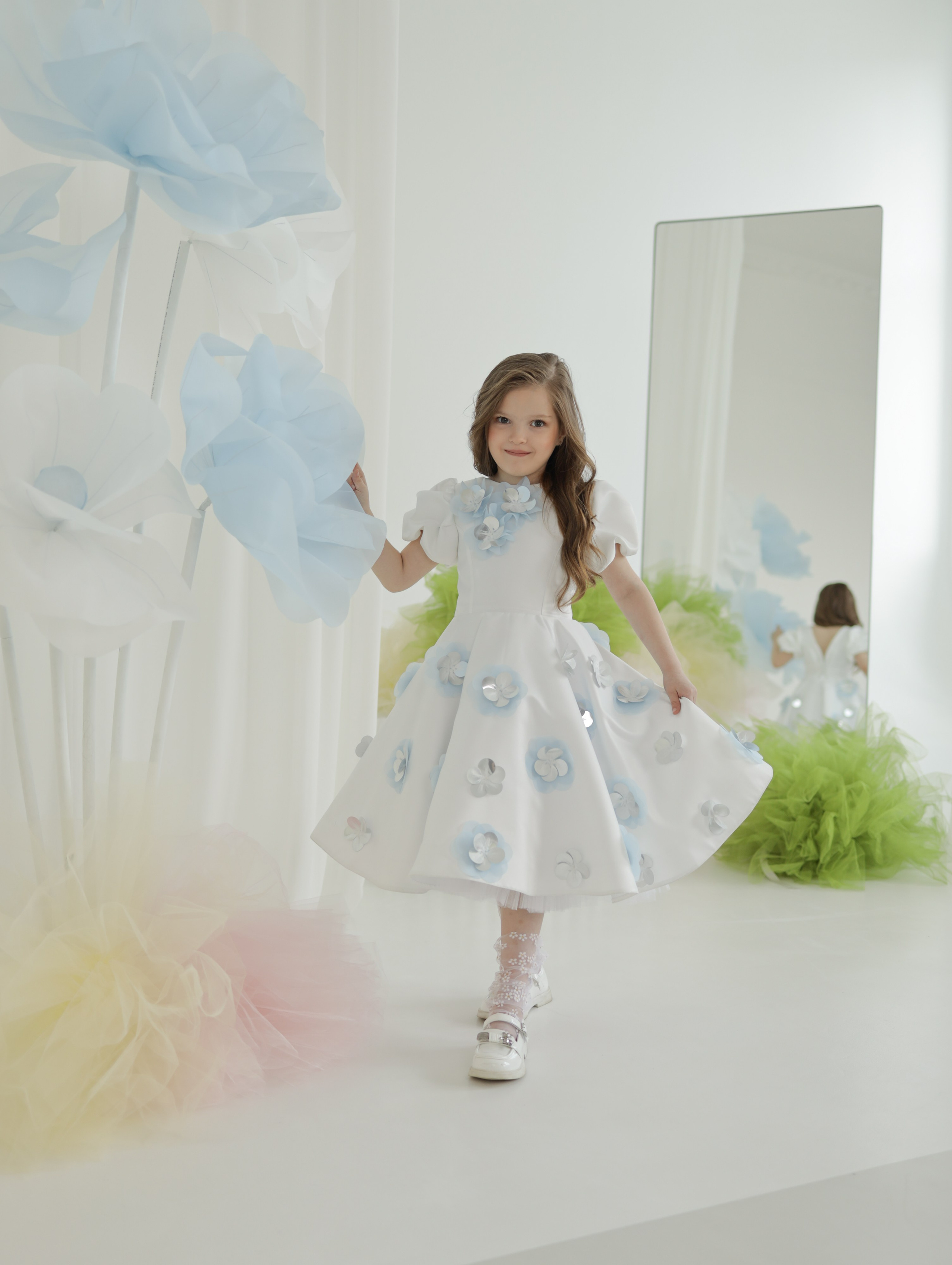 Платье «Ромашка северная » Материал - свадебный атлас. Каждая ромашка изготовлена вручную. Платье идеально подойдёт на девочку ростом 122-128 см. Цена : 20000₽