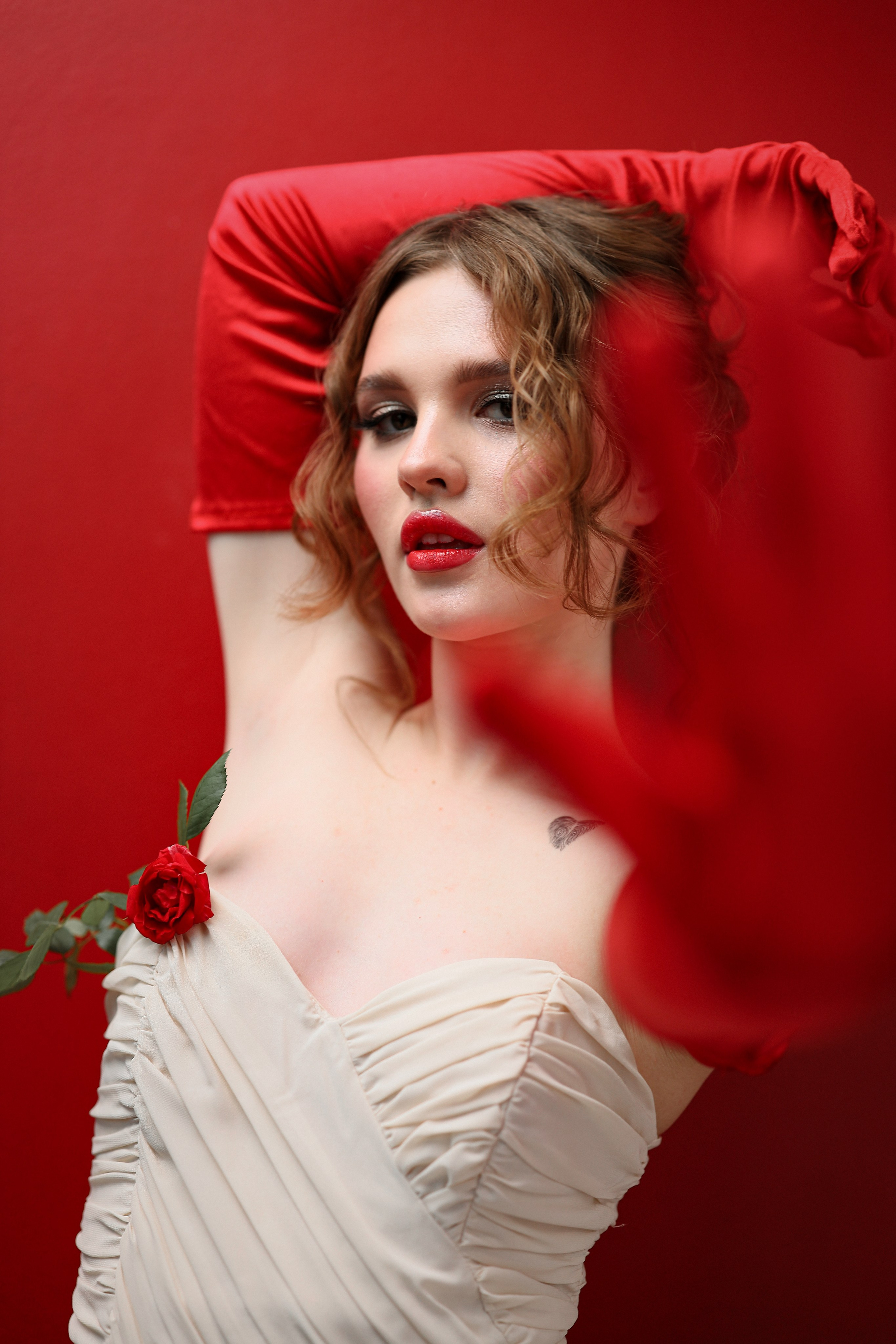 Девушка с вечерним макияжем, 