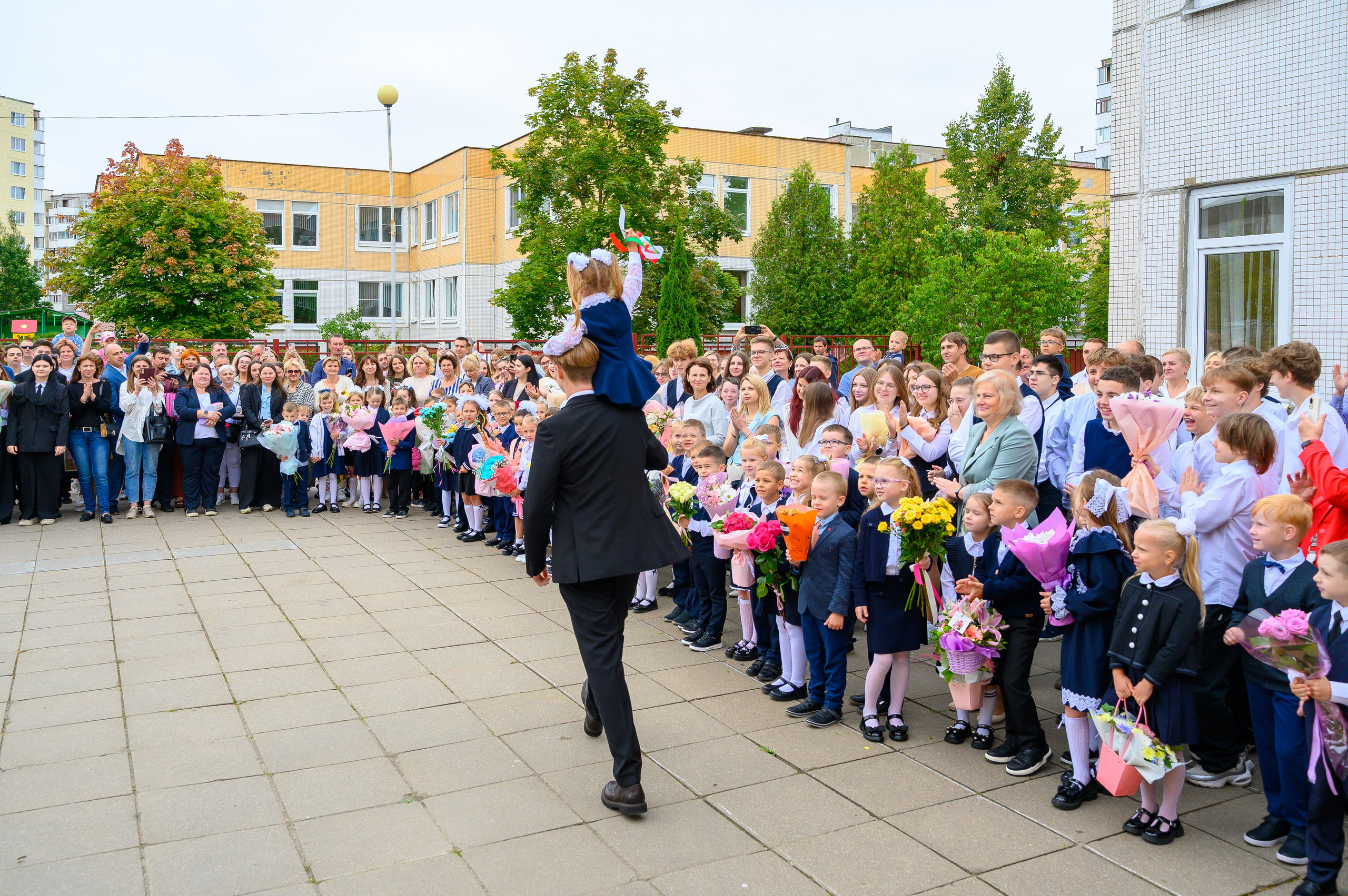 Вот звучит первый звонок, перед этим долгое приготовление к новому этапу в жизни, Яромир идет в школу. Фотоуслуги, услуги фотографа, фотографирование важных событий