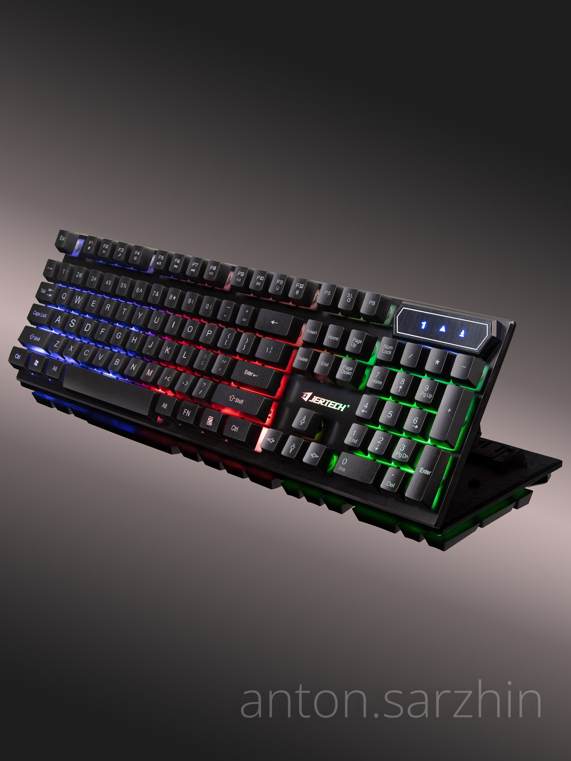 Имиджевая съемка клавиатуры с отражением на черном фоне