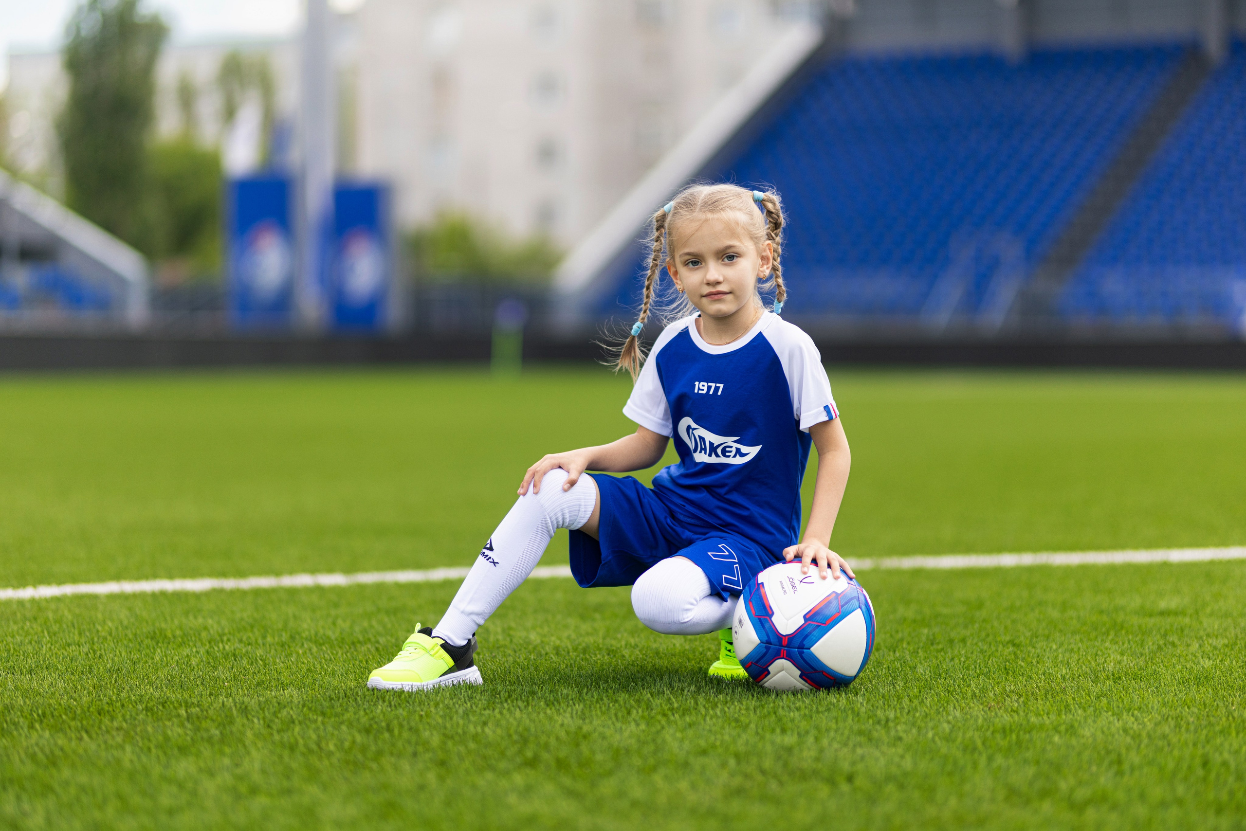 Детский портрет с Алисой на футбольном стадионе. Дмитрий Шульгин, портретный фотограф в Воронеже