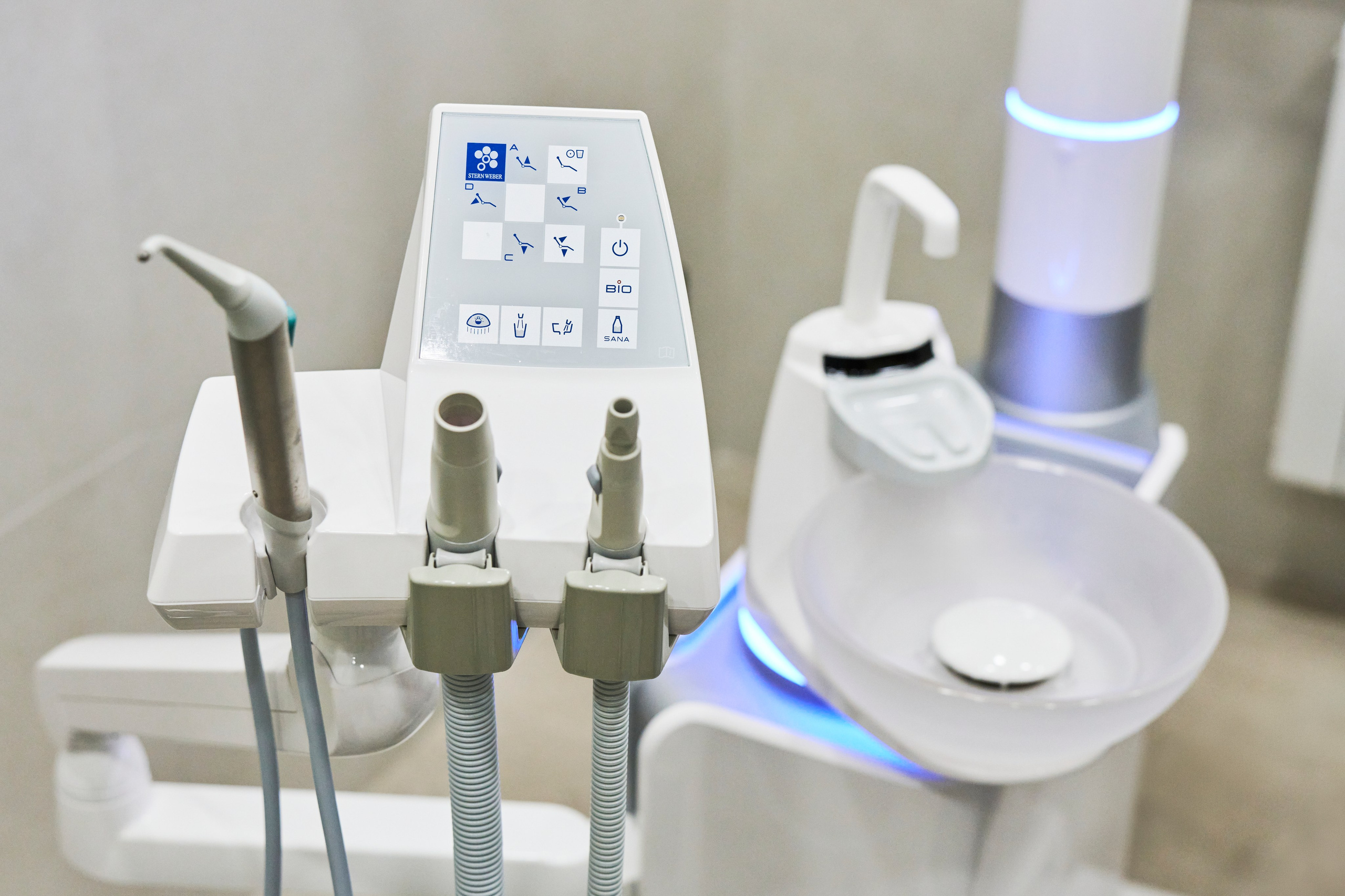 Рабочий блок кресла: насадки, шланги, чаша, чистота