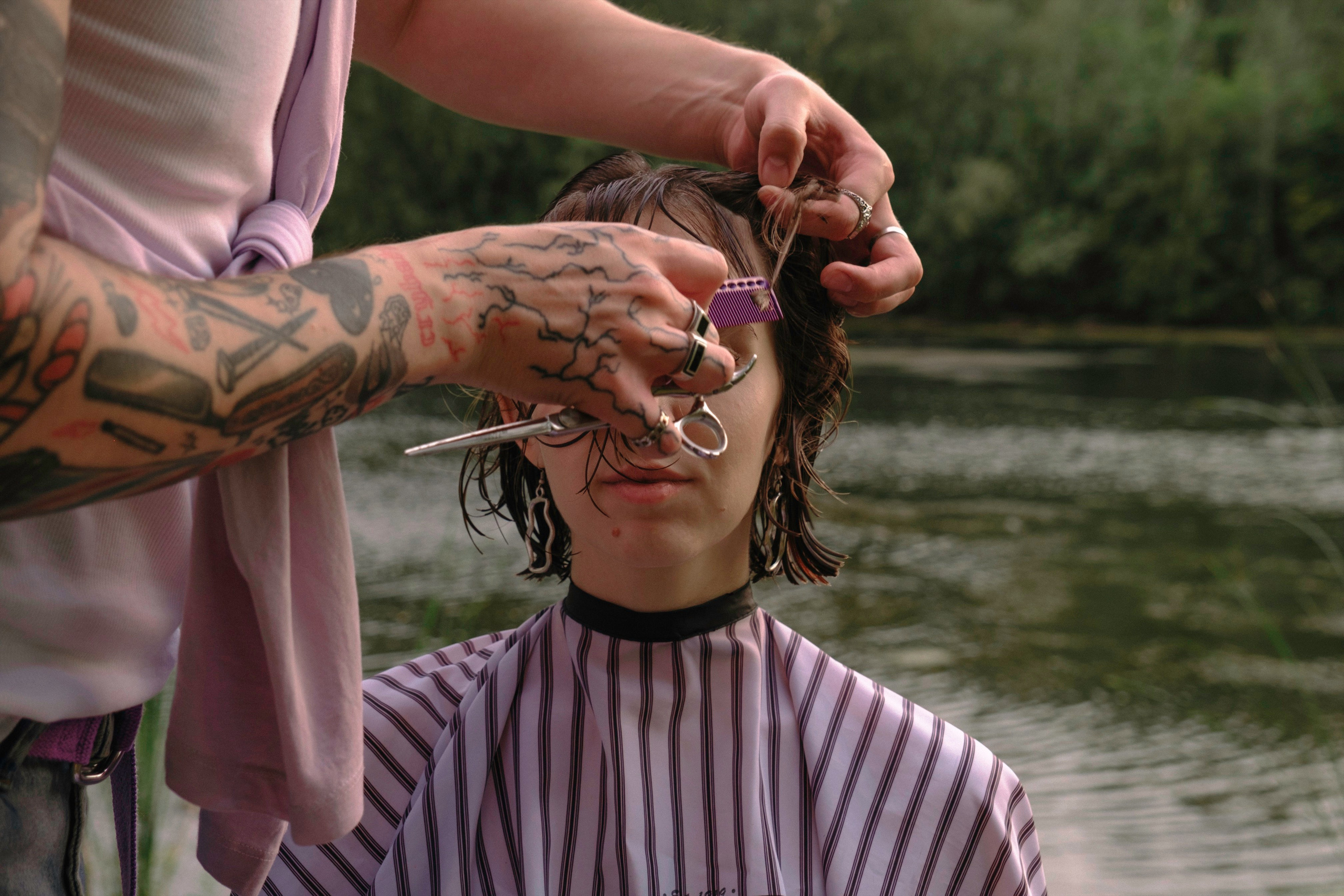 визуал для инстаграма барбер стрижет в лесу девушку Саратов