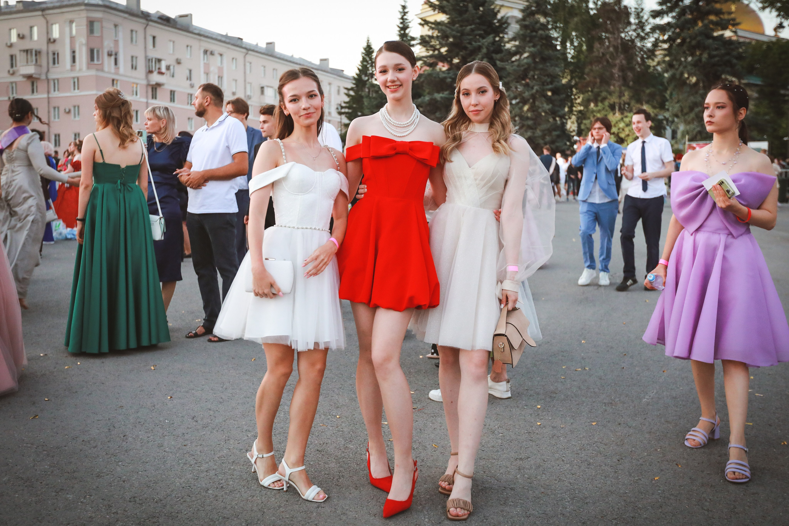 Красивое платье для выпускного бала. Тематическая фотосессия на площади улицы Ленина в Липецке на выпускной. Красивая девушка в красном платье.