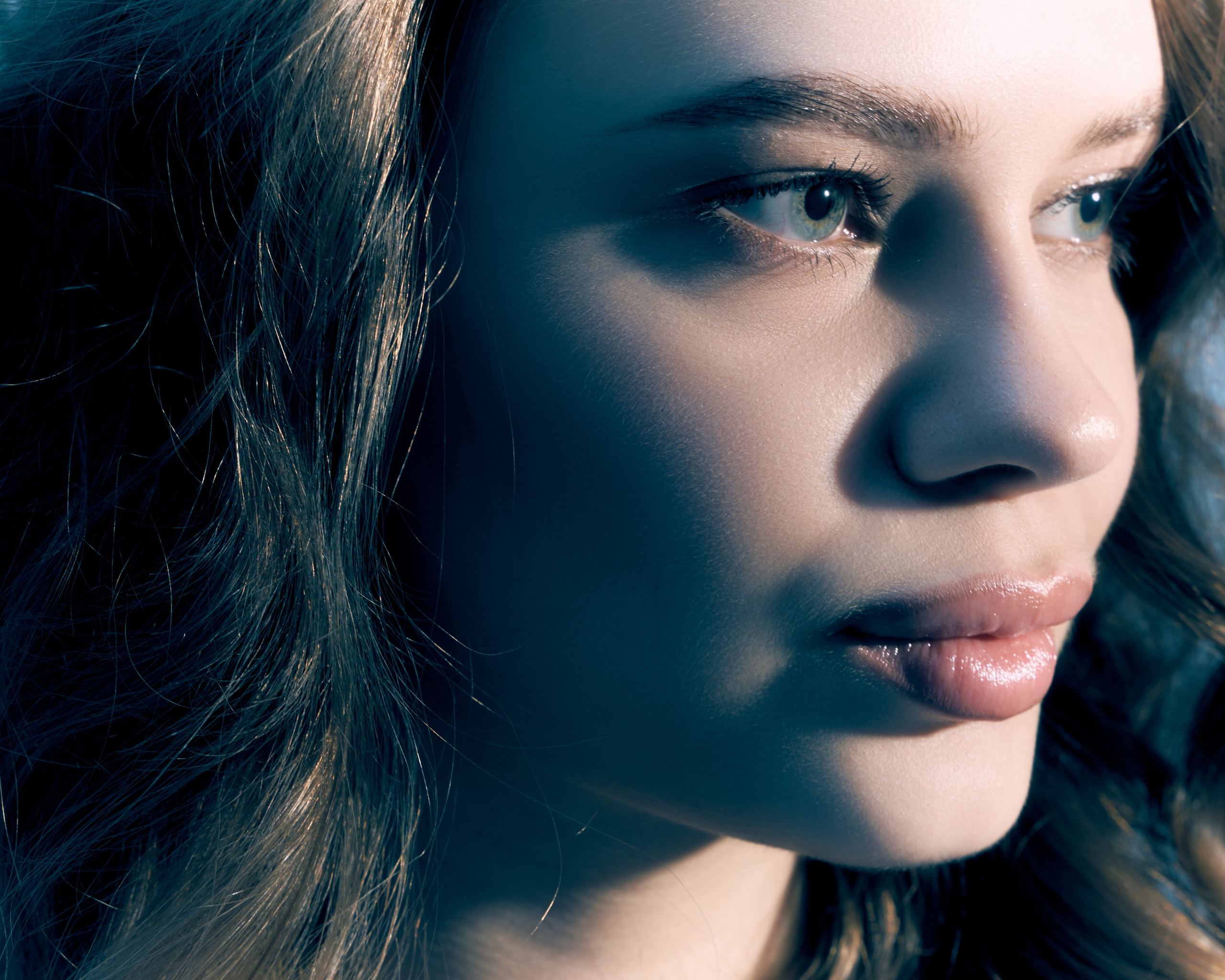 Женский портрет в студии — естественный и искусственный свет. Фотограф в Хабаровске Дмитрий Лемешков