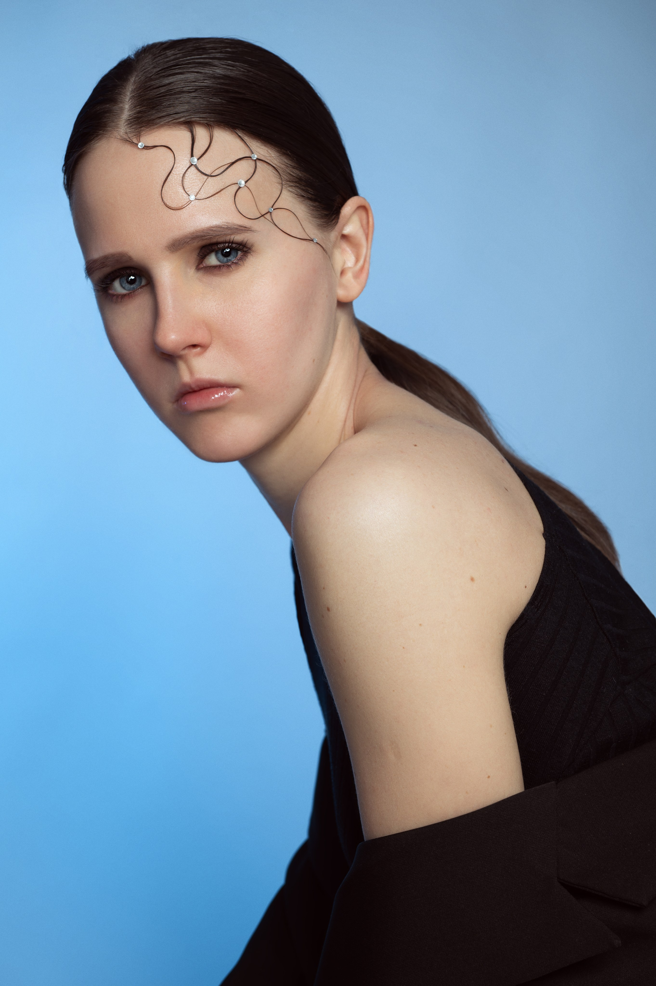 Модельное портфолио, девушка в черной одежде, съемка для модельного агентства, модельные тесты, съемка на голубом фоне, студийная съемка