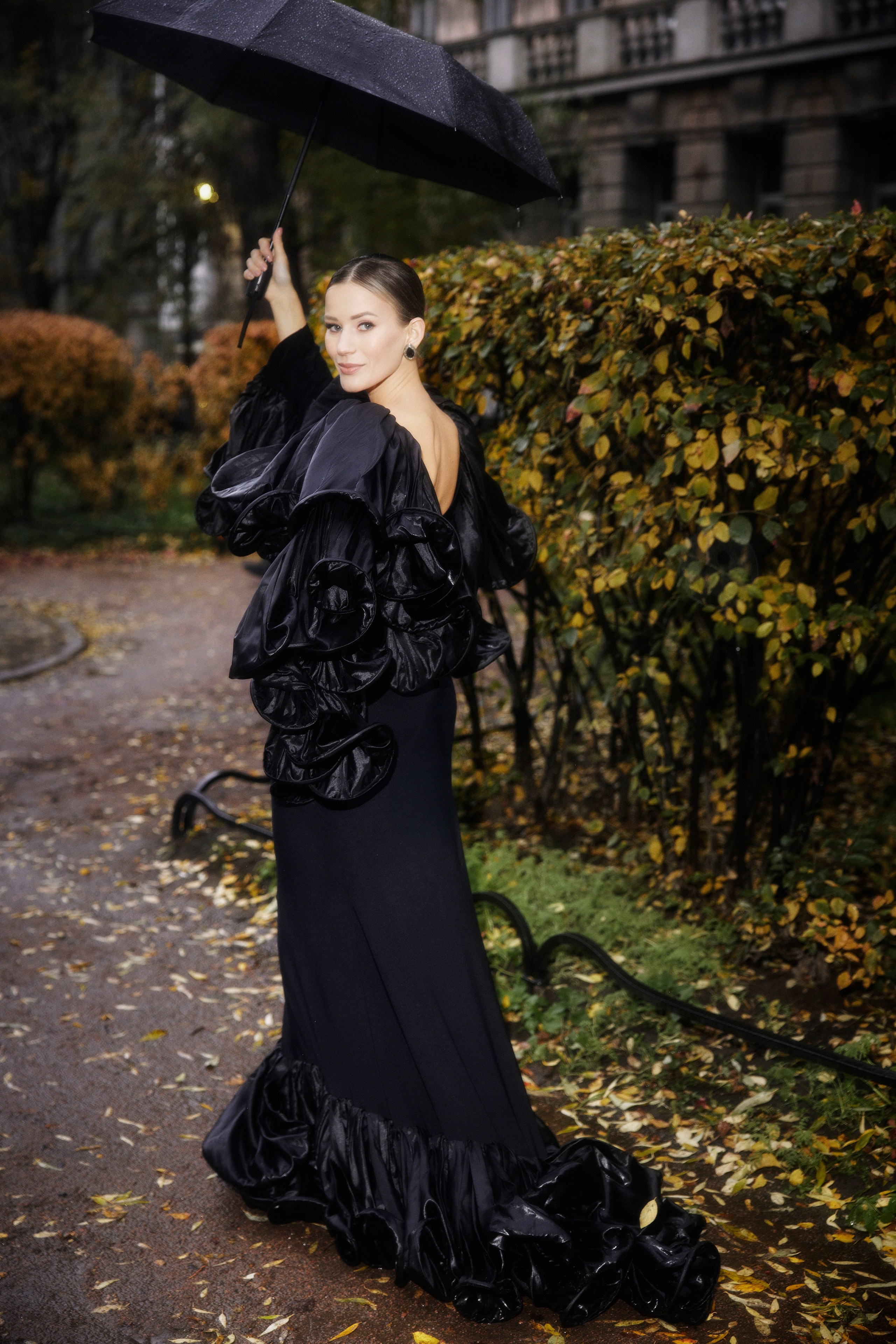 уличная съемка  съемка девушки в нарядном праздничном платье в студии фотограф питер санкт-петербург женский портрет женская портретная съемка 