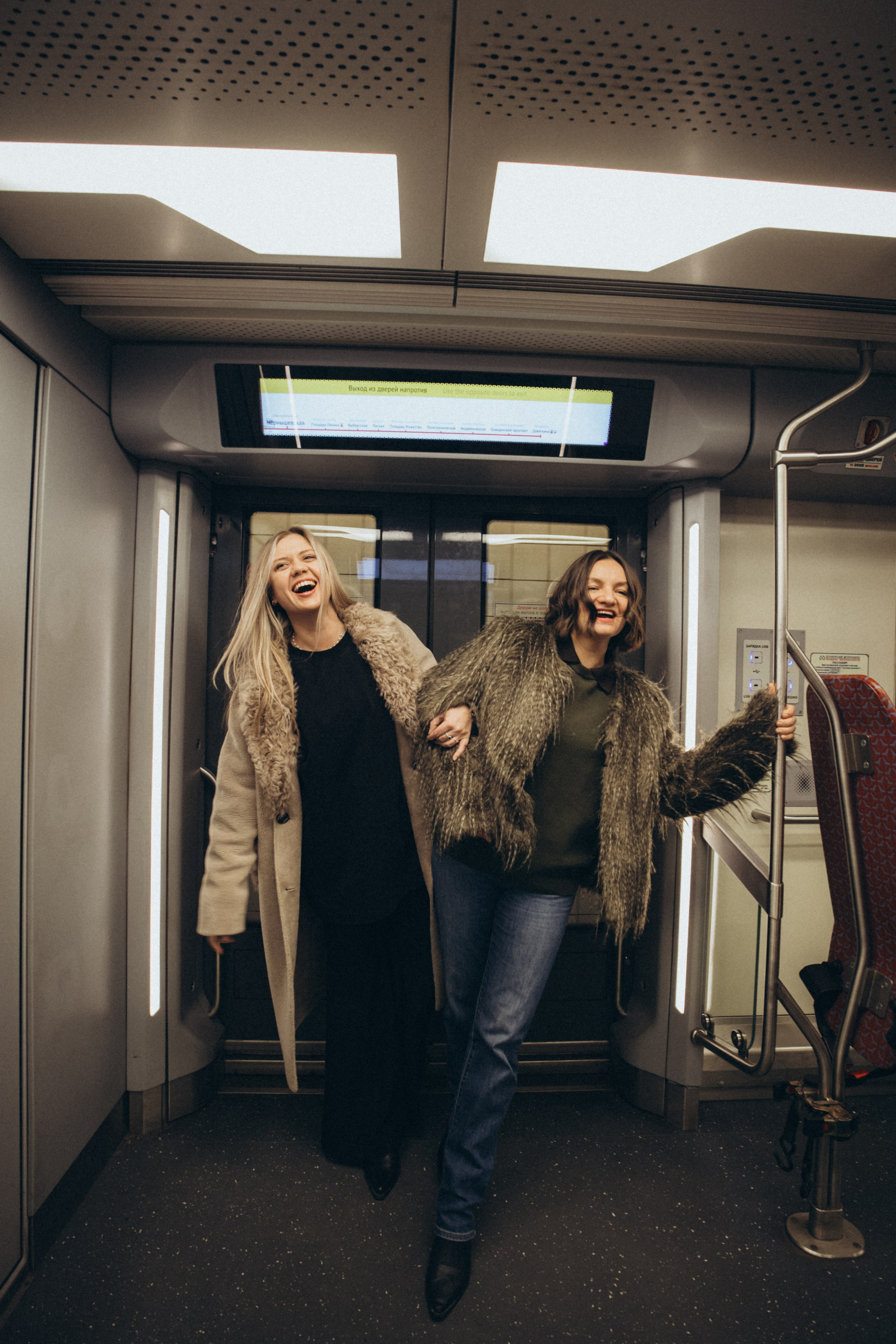 Катя и Кристина в метро. Klerout Photographer