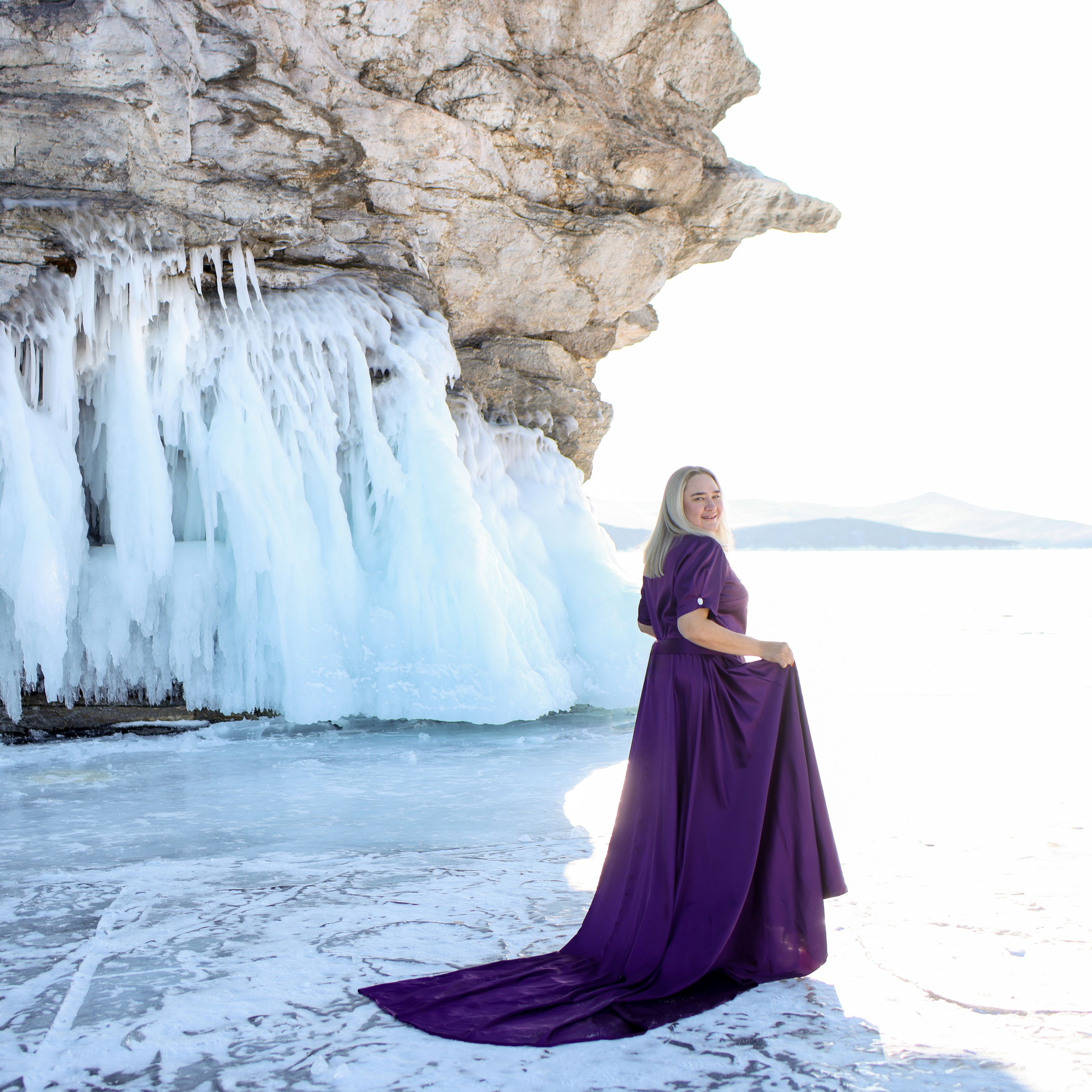 Платье атласное со шлефом фиолетового цвета 56-58 рр напрокат на фотосессию на Байкале