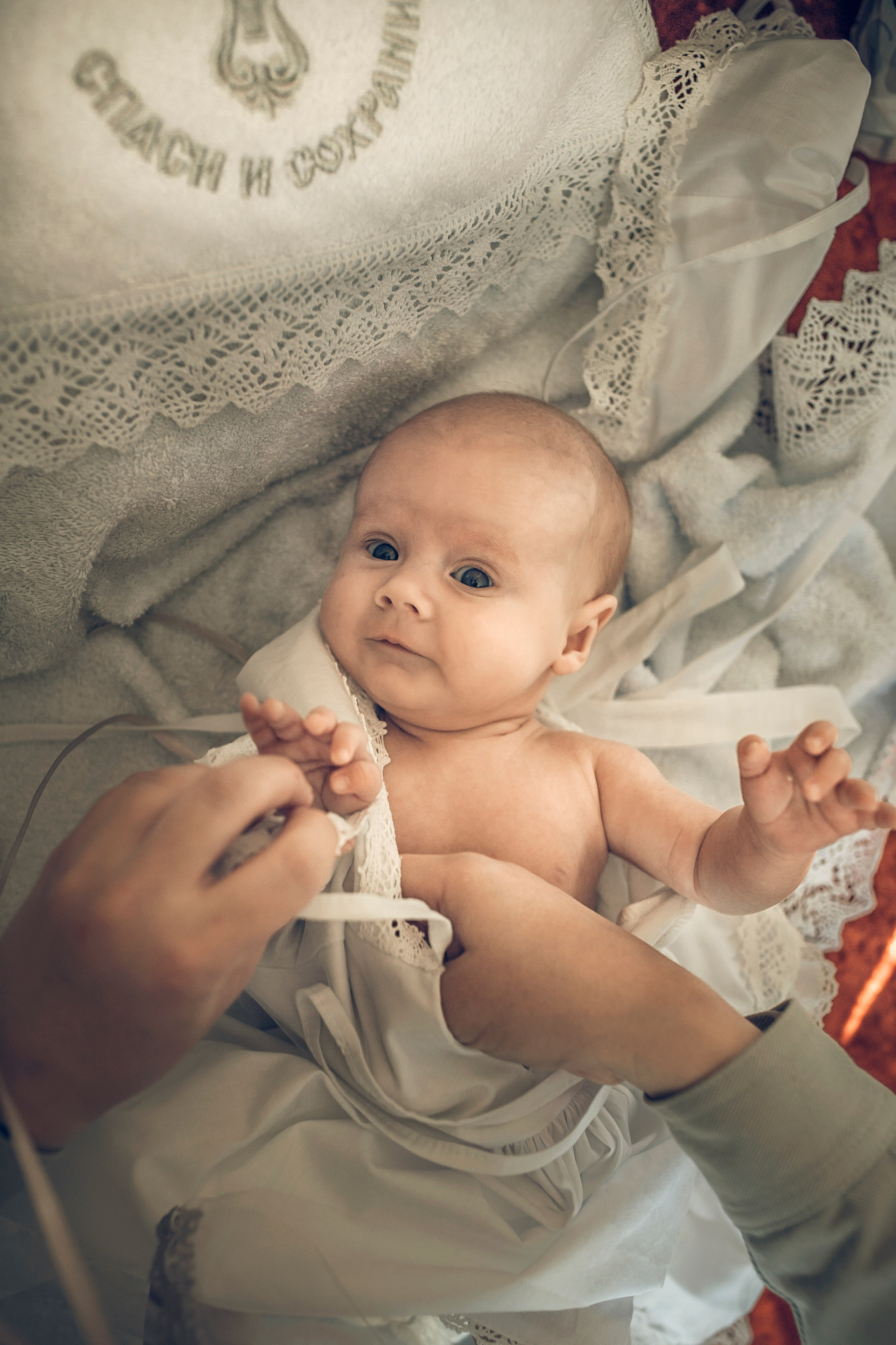 ребенок одевание крестильной одежды таинство крещения старый оскол Фотограф на крещение крестины Старый Оскол, Губкин, Курск, фотосессия на крещение заказать услуги фотографа на крещение фотосессия на крестины профессиональный церковный фотограф 