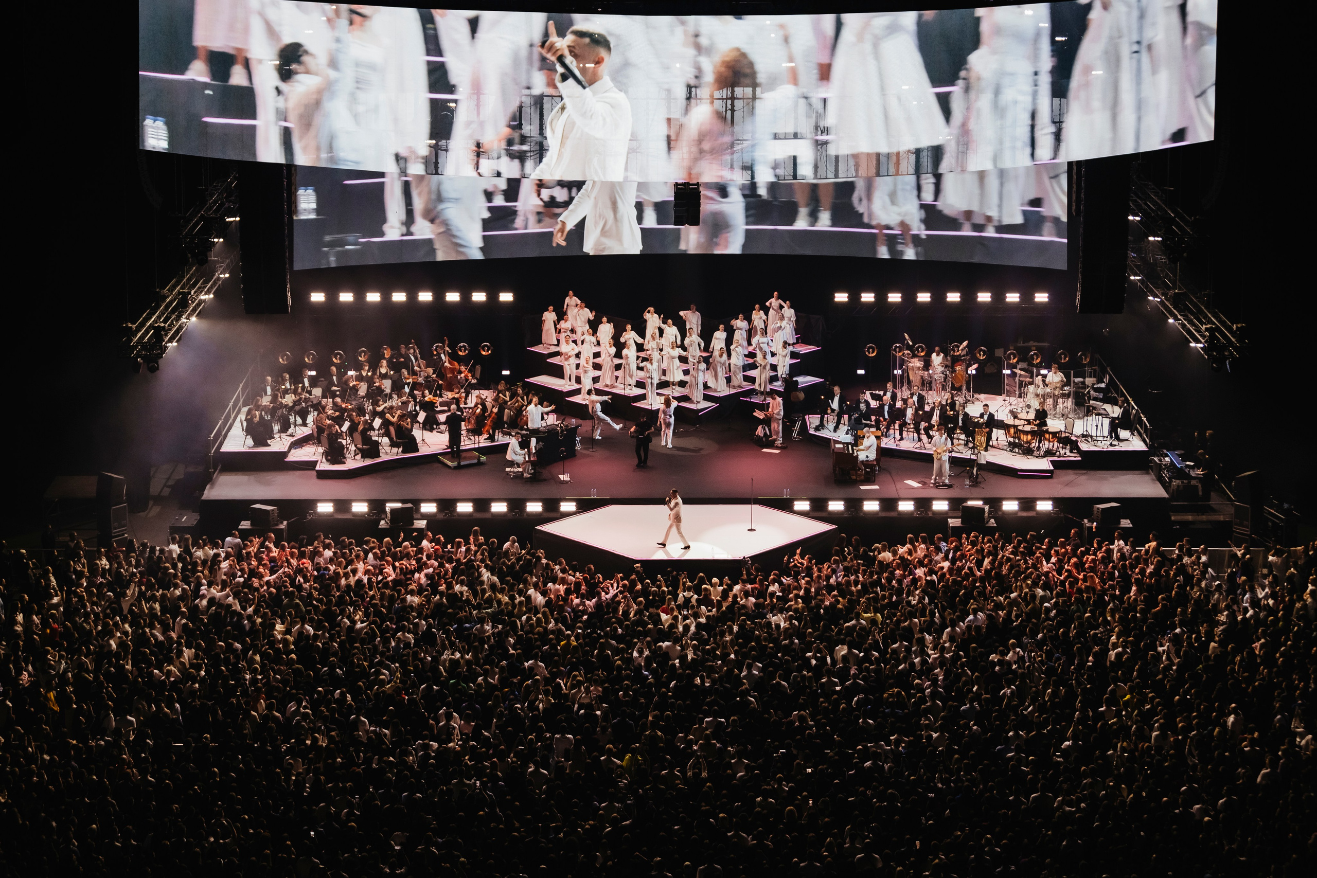 Концерт L’ONE с хором и симфоническим оркестром в Live Арене 19 октября 2025. Репортажный, event, концертный и backstage фотограф из Москвы Виталий Кривцов
