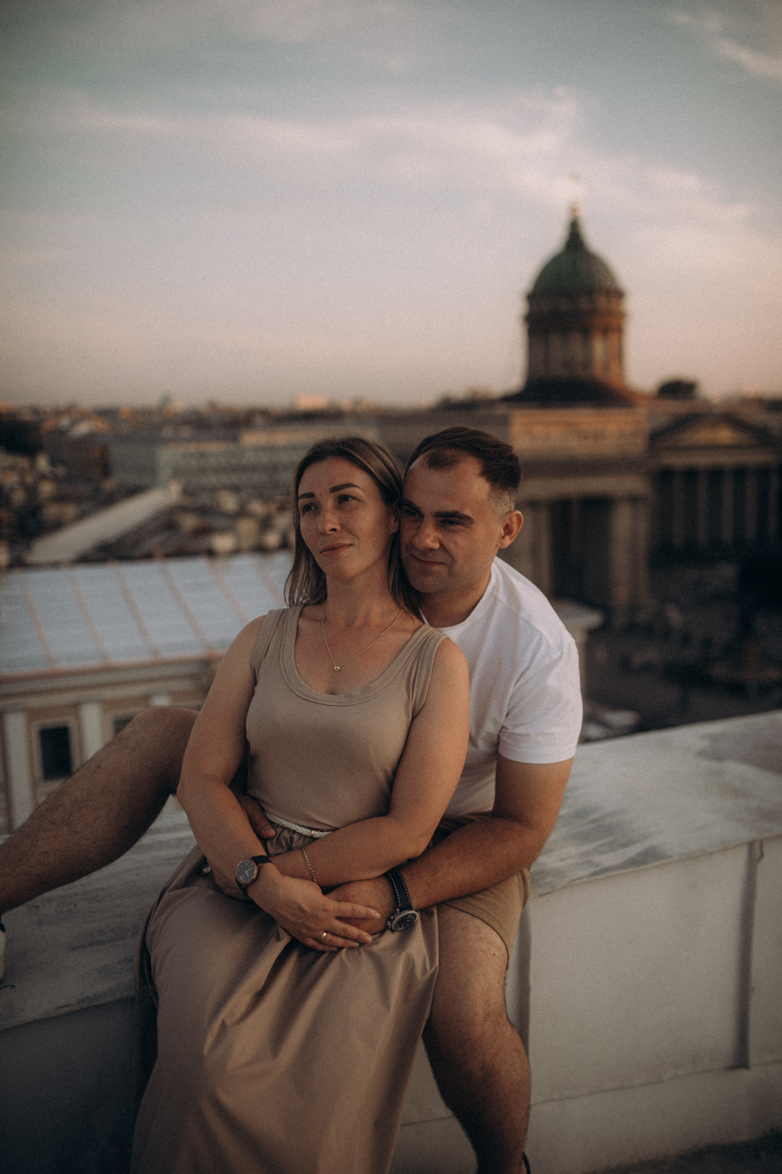 Мы сидим на питерской, теплой крыше. Фотограф в Санкт Петербурге Лара Великова