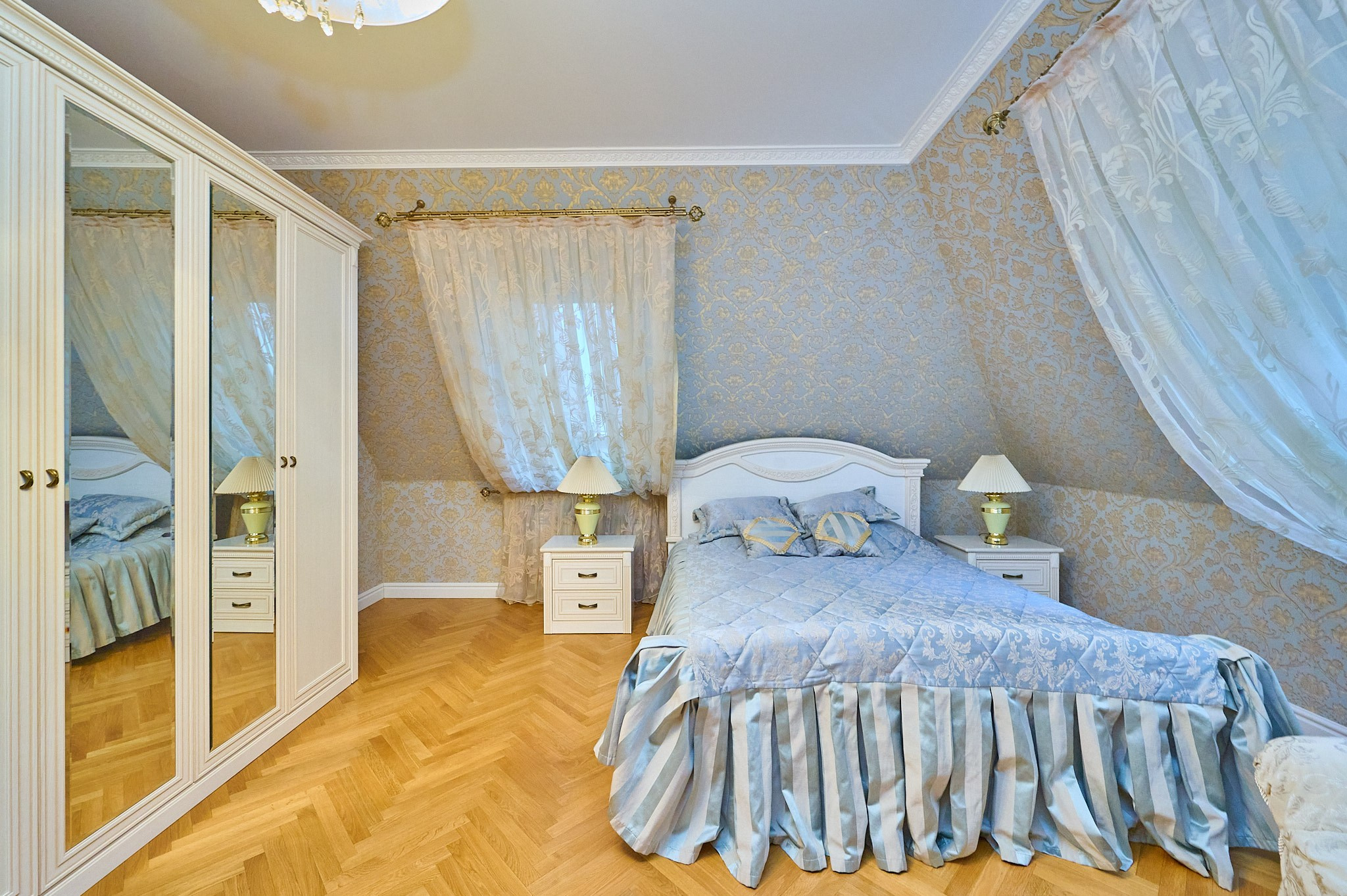 комната серые стенки белая кровать белый большой шкаф 