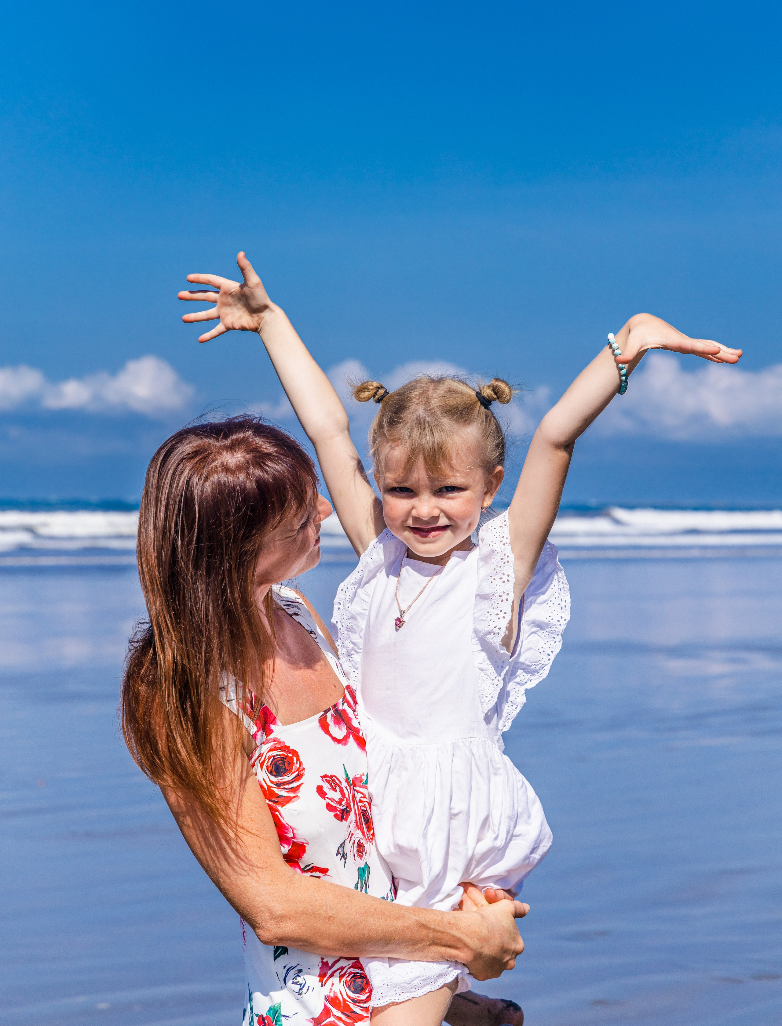 Ocean moments with mother and daughter. Family, portrait, content photo in Costa Rica Evgeniya Besprozvannykh